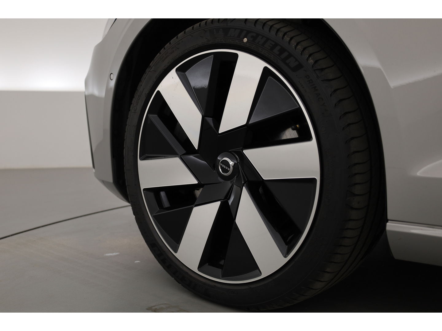 Volvo V60 2.0 T8 Plug-in hybrid AWD Ultra Dark | Pano-dak | Head-up | 360 camera | Trekhaak | H&K Audio |