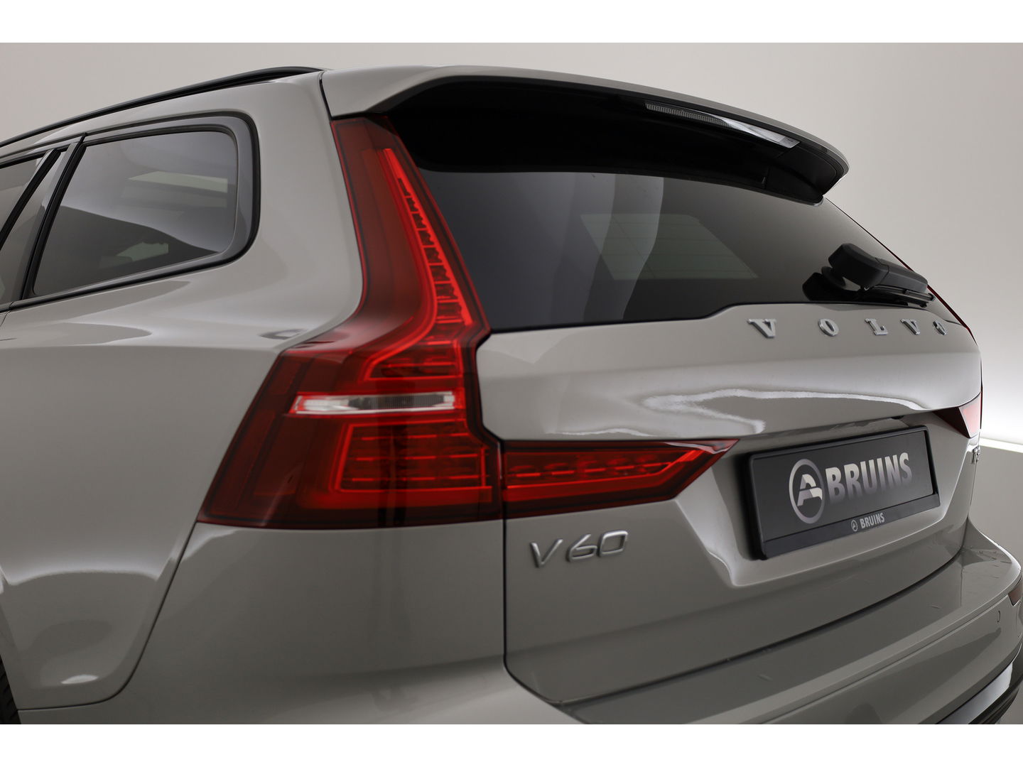 Volvo V60 2.0 T8 Plug-in hybrid AWD Ultra Dark | Pano-dak | Head-up | 360 camera | Trekhaak | H&K Audio |