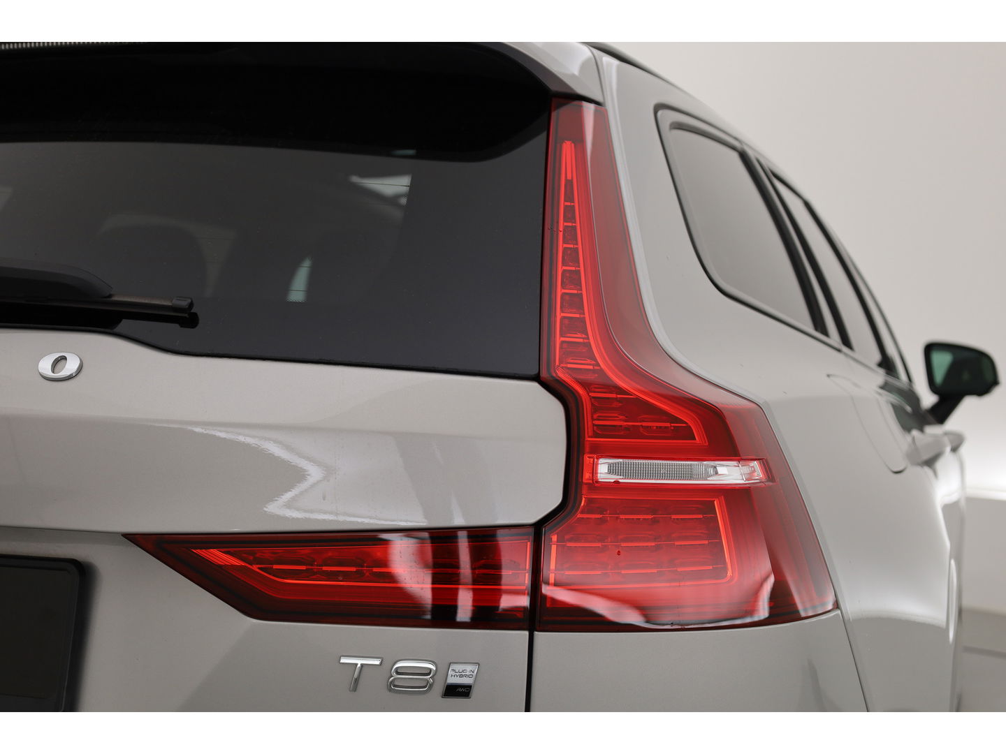 Volvo V60 2.0 T8 Plug-in hybrid AWD Ultra Dark | Pano-dak | Head-up | 360 camera | Trekhaak | H&K Audio |