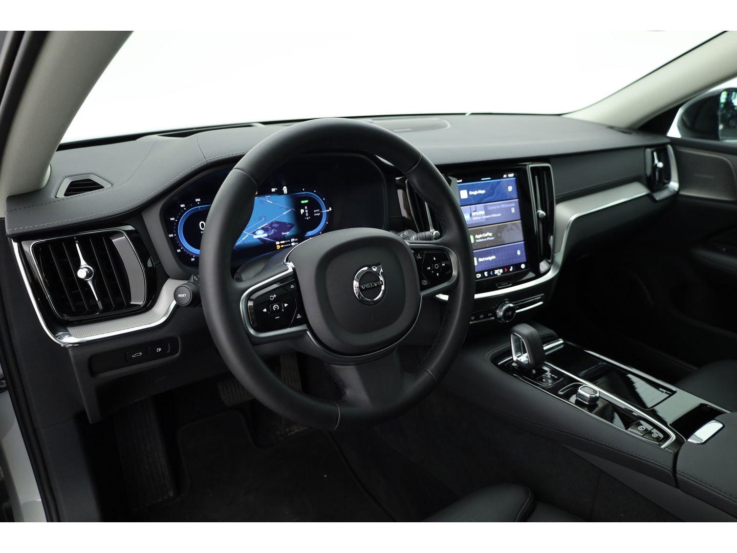 Volvo V60 2.0 T8 Plug-in hybrid AWD Ultra Dark | Pano-dak | Head-up | 360 camera | Trekhaak | H&K Audio |