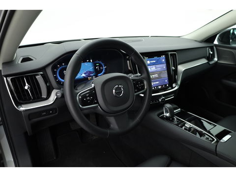 Volvo V60 2.0 T8 Plug-in hybrid AWD Ultra Dark | Pano-dak | Head-up | 360 camera | Trekhaak | H&K Audio |