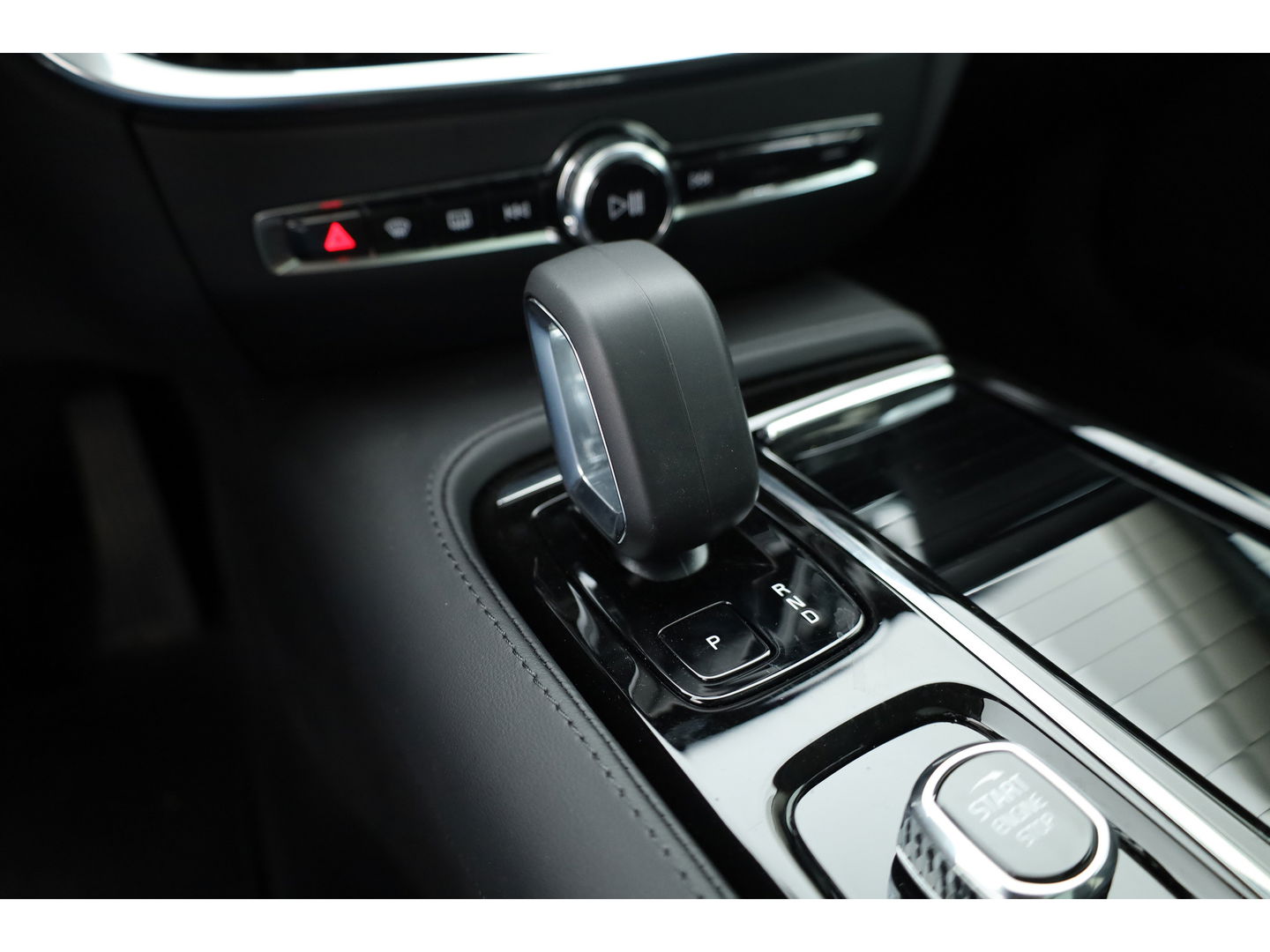 Volvo V60 2.0 T8 Plug-in hybrid AWD Ultra Dark | Pano-dak | Head-up | 360 camera | Trekhaak | H&K Audio |