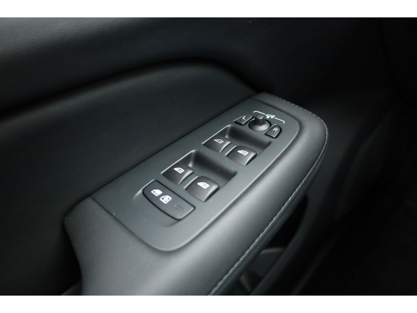 Volvo V60 2.0 T8 Plug-in hybrid AWD Ultra Dark | Pano-dak | Head-up | 360 camera | Trekhaak | H&K Audio |