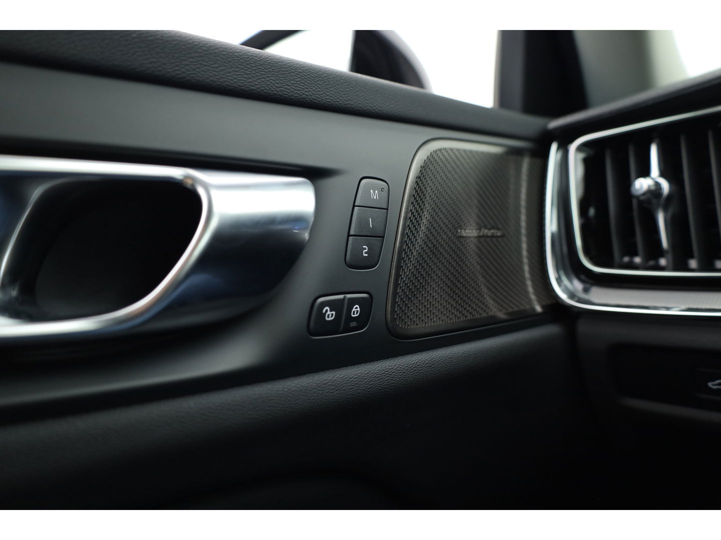 Volvo V60 2.0 T8 Plug-in hybrid AWD Ultra Dark | Pano-dak | Head-up | 360 camera | Trekhaak | H&K Audio |