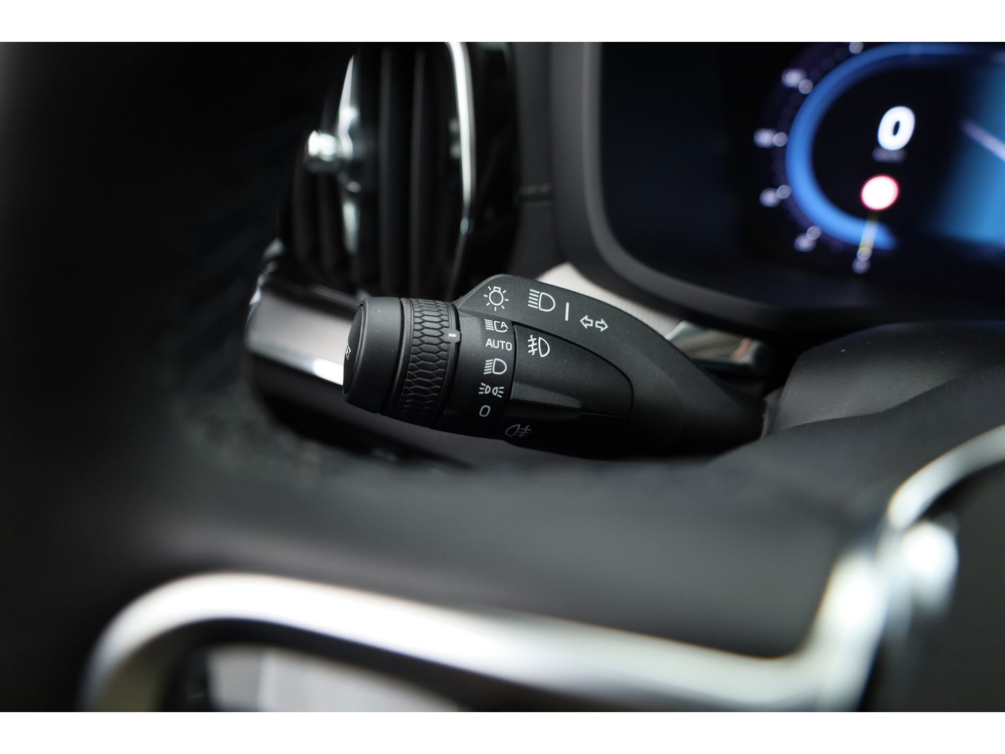 Volvo V60 2.0 T8 Plug-in hybrid AWD Ultra Dark | Pano-dak | Head-up | 360 camera | Trekhaak | H&K Audio |