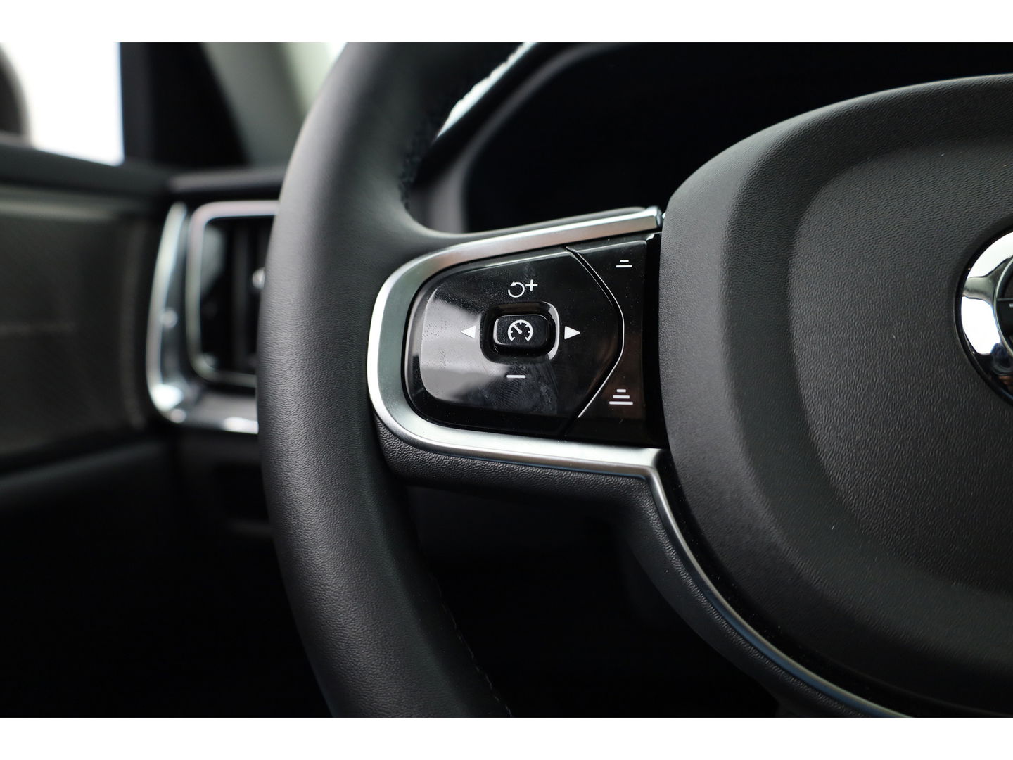 Volvo V60 2.0 T8 Plug-in hybrid AWD Ultra Dark | Pano-dak | Head-up | 360 camera | Trekhaak | H&K Audio |