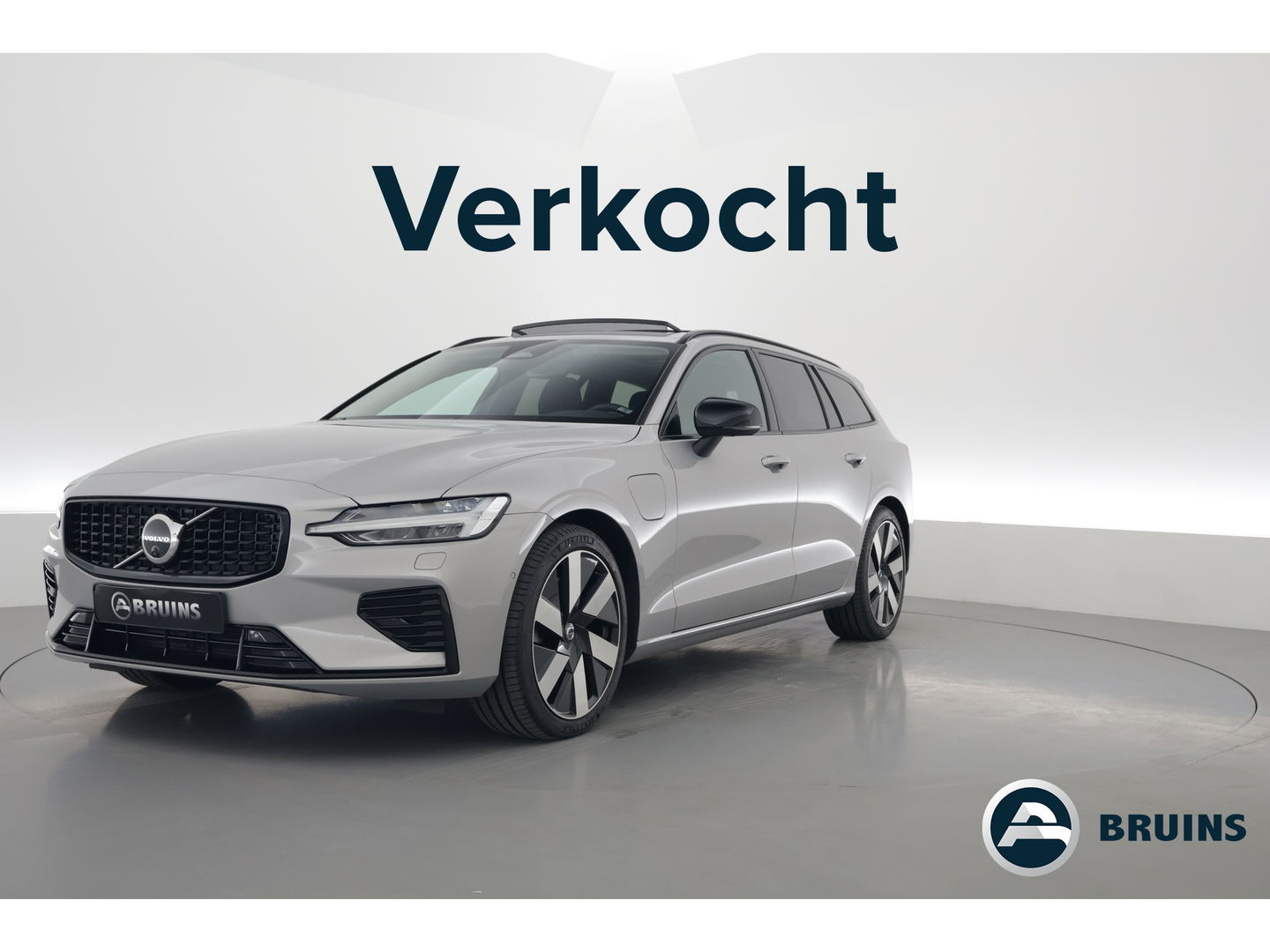 Volvo V60 2.0 T8 Plug-in hybrid AWD Ultra Dark | Pano-dak | Head-up | 360 camera | Trekhaak | H&K Audio |