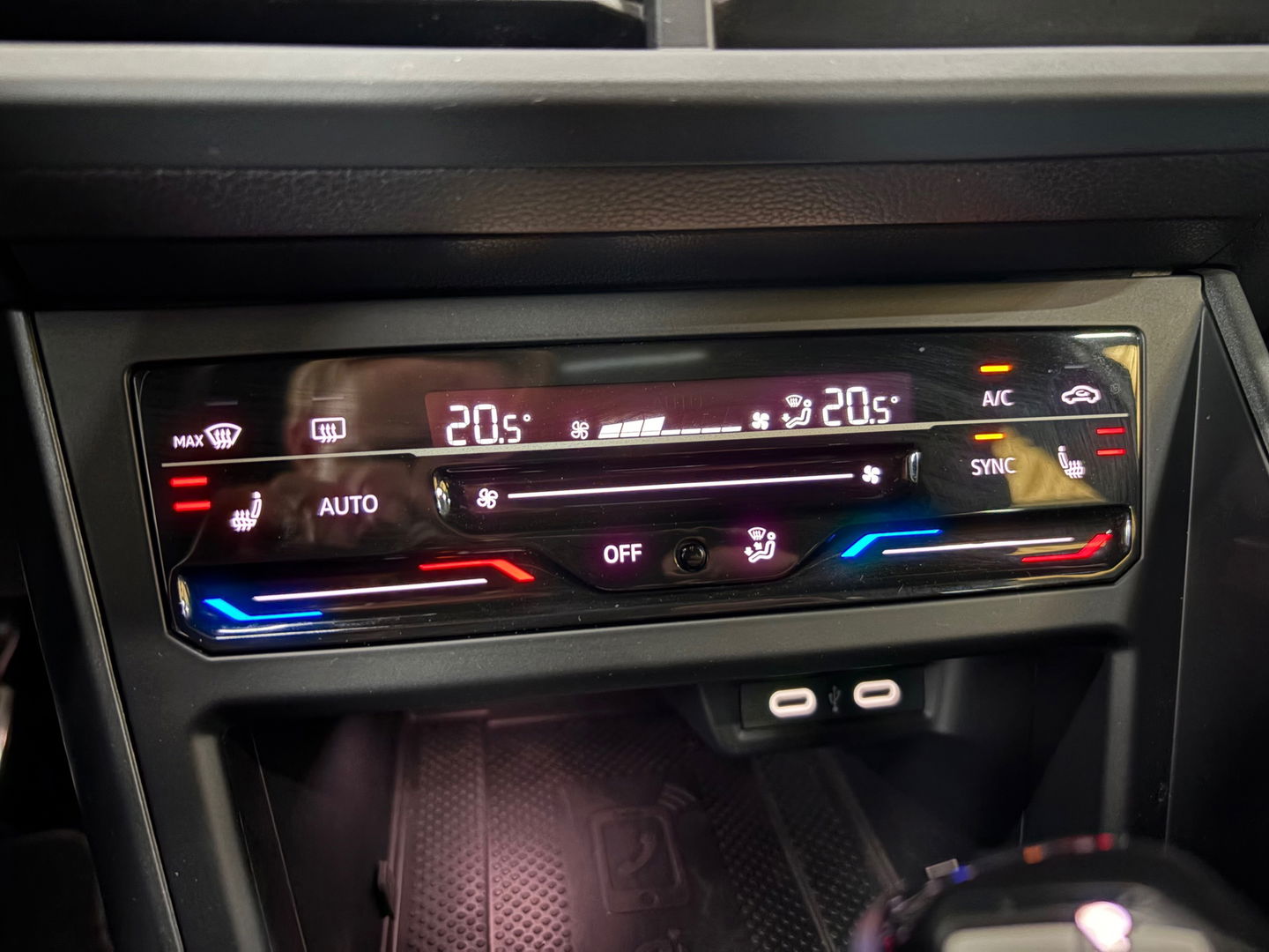 Volkswagen Taigo 1.5 TSI R-Line, BOMVOL, Pano, Beats audio