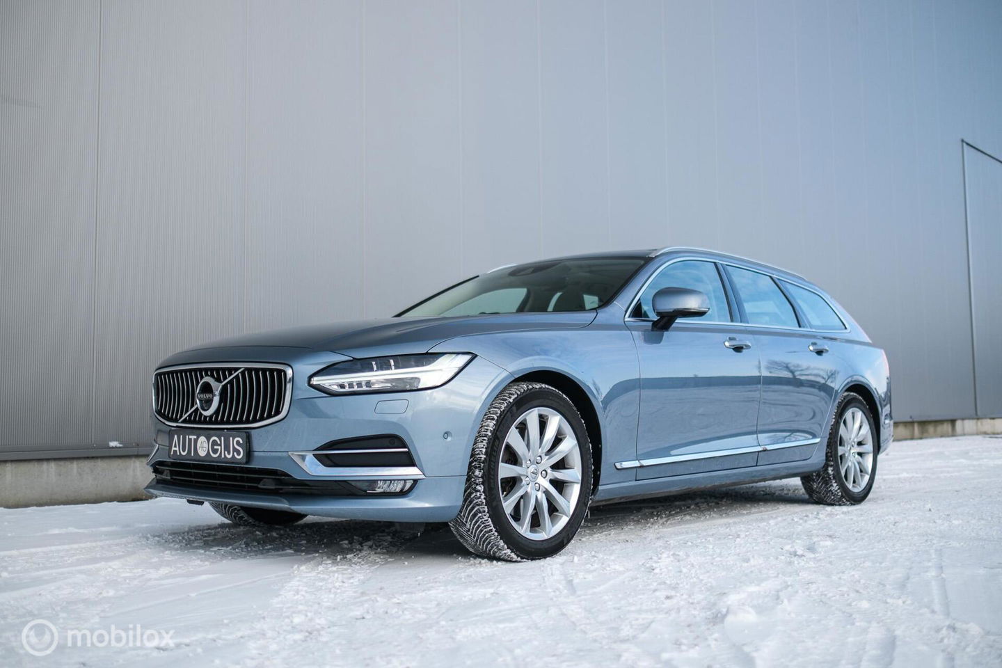 Volvo V90 2.0 D4 Inscription | VOL opties | B&W audio | Massage | Stoelkoeling | Trekhaak | 360 cam | HUD | Mussel blue | NAP NL auto |