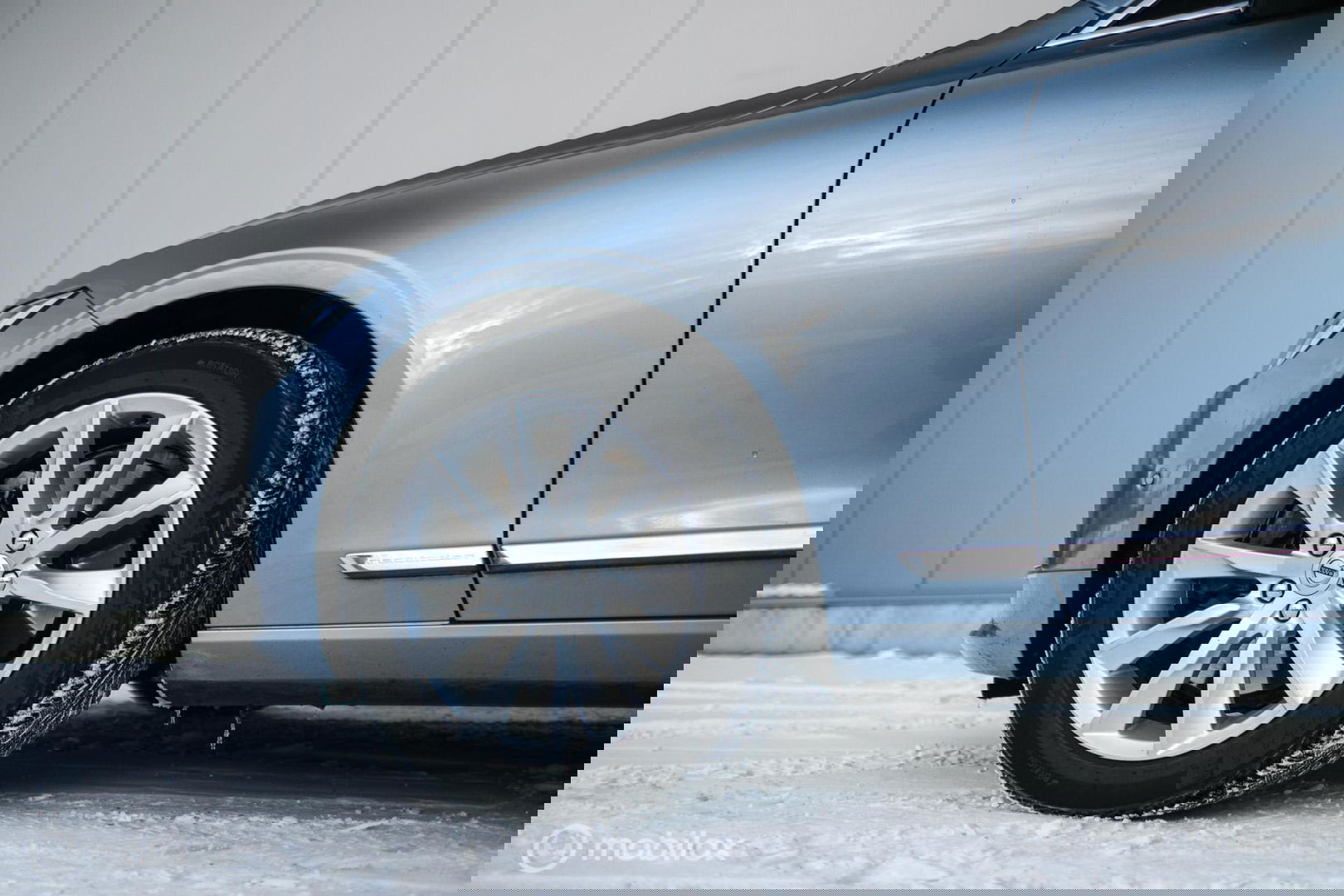 Volvo V90 2.0 D4 Inscription | VOL opties | B&W audio | Massage | Stoelkoeling | Trekhaak | 360 cam | HUD | Mussel blue | NAP NL auto |