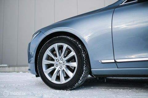 Volvo V90 2.0 D4 Inscription | VOL opties | B&W audio | Massage | Stoelkoeling | Trekhaak | 360 cam | HUD | Mussel blue | NAP NL auto |