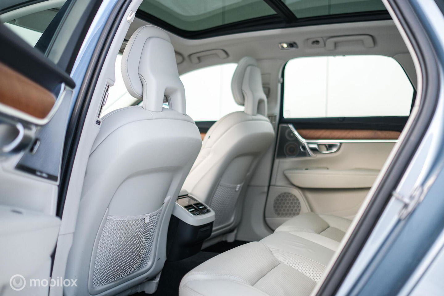 Volvo V90 2.0 D4 Inscription | VOL opties | B&W audio | Massage | Stoelkoeling | Trekhaak | 360 cam | HUD | Mussel blue | NAP NL auto |