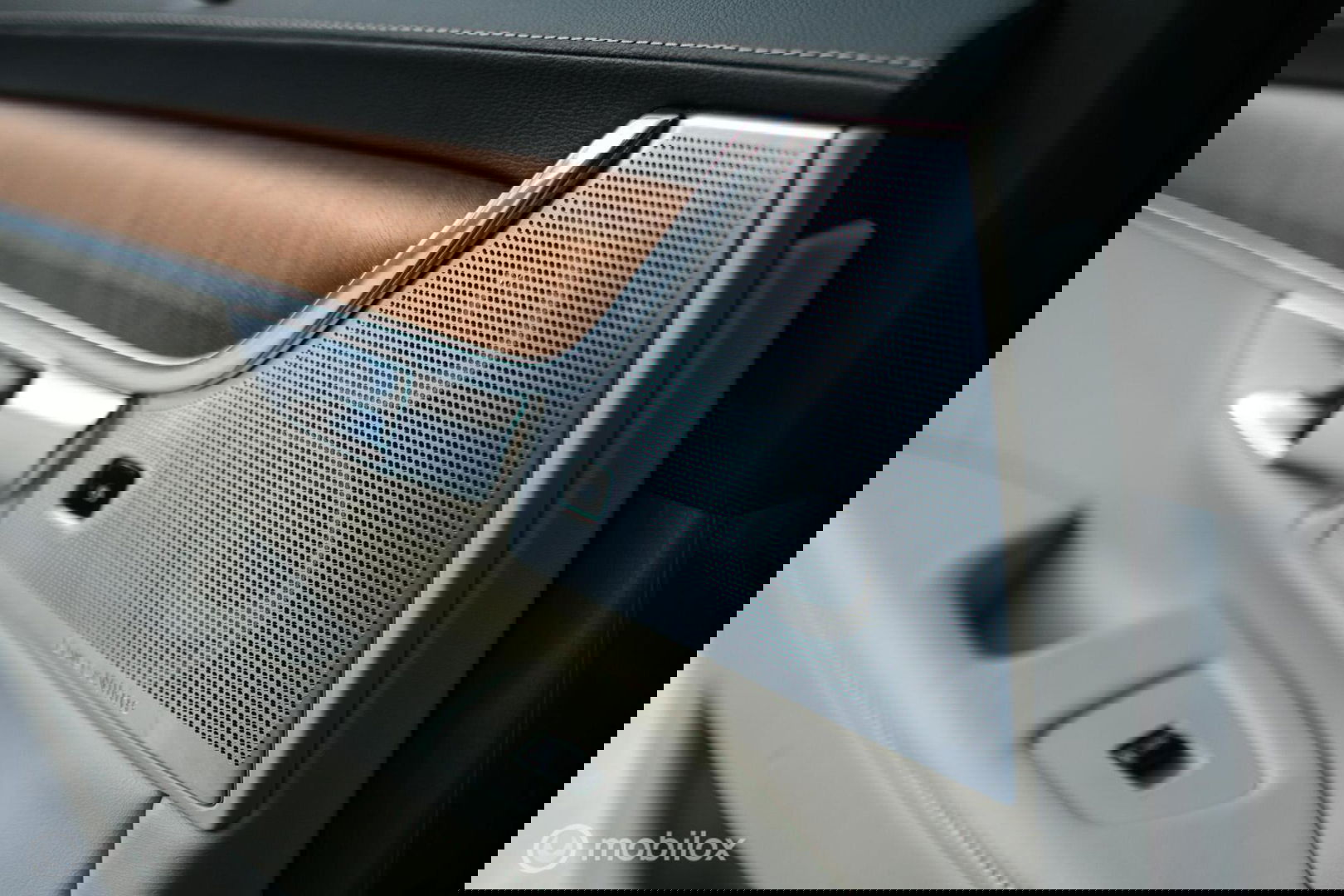 Volvo V90 2.0 D4 Inscription | VOL opties | B&W audio | Massage | Stoelkoeling | Trekhaak | 360 cam | HUD | Mussel blue | NAP NL auto |