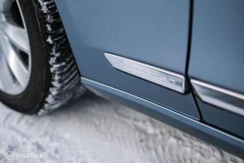 Volvo V90 2.0 D4 Inscription | VOL opties | B&W audio | Massage | Stoelkoeling | Trekhaak | 360 cam | HUD | Mussel blue | NAP NL auto |