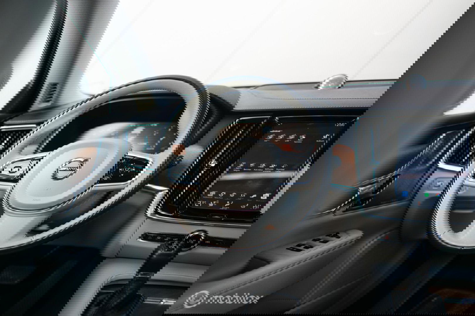 Volvo V90 2.0 D4 Inscription | VOL opties | B&W audio | Massage | Stoelkoeling | Trekhaak | 360 cam | HUD | Mussel blue | NAP NL auto |