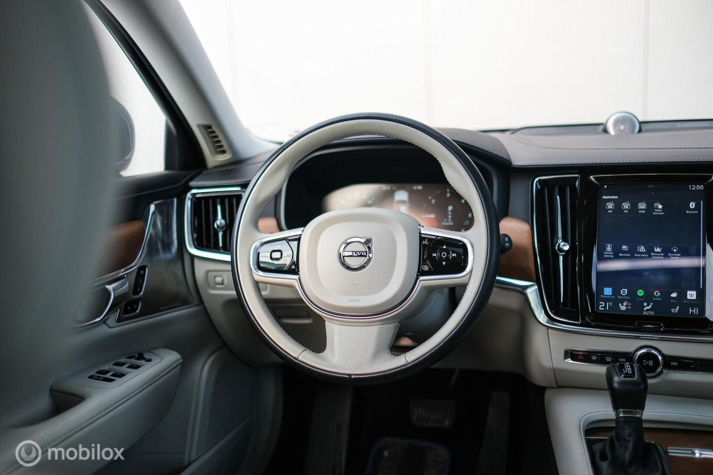 Volvo V90 2.0 D4 Inscription | VOL opties | B&W audio | Massage | Stoelkoeling | Trekhaak | 360 cam | HUD | Mussel blue | NAP NL auto |