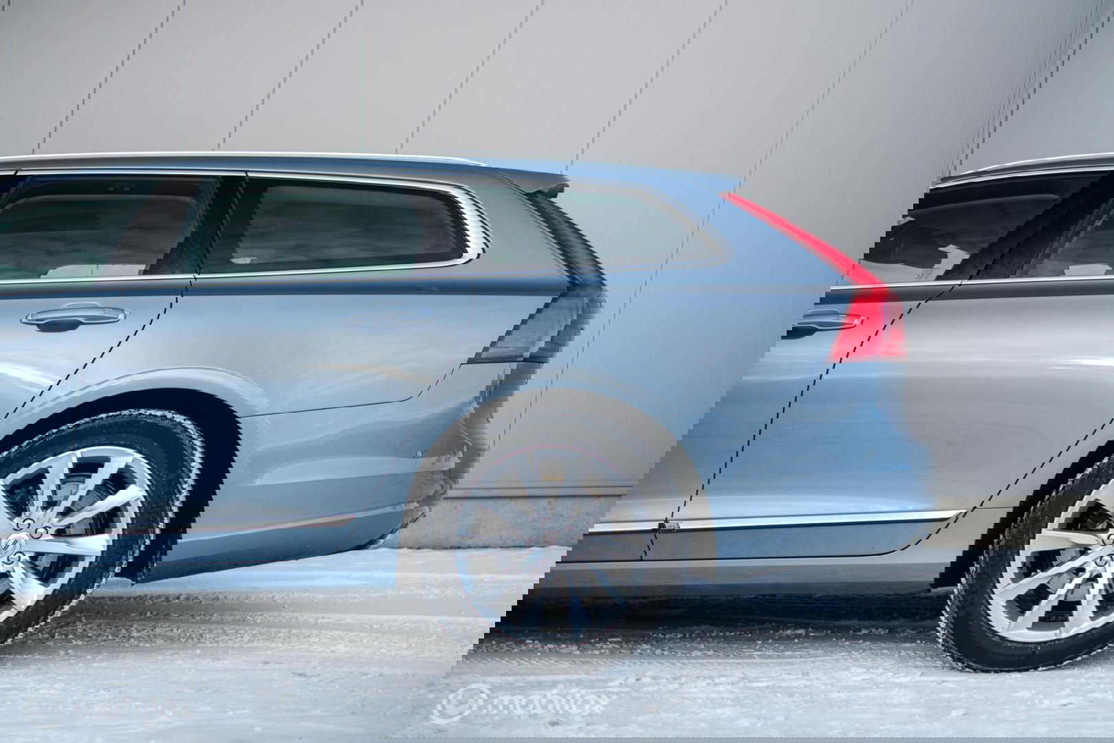 Volvo V90 2.0 D4 Inscription | VOL opties | B&W audio | Massage | Stoelkoeling | Trekhaak | 360 cam | HUD | Mussel blue | NAP NL auto |