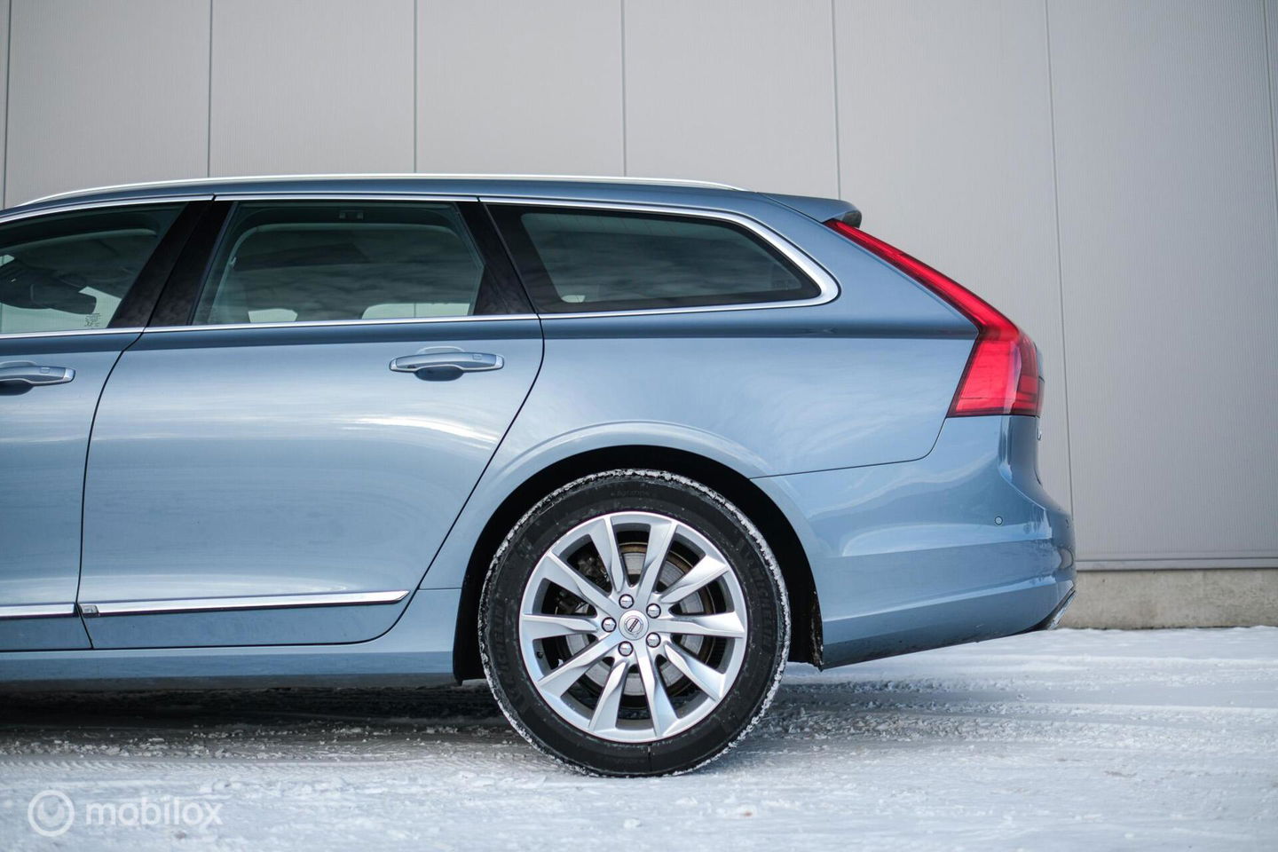 Volvo V90 2.0 D4 Inscription | VOL opties | B&W audio | Massage | Stoelkoeling | Trekhaak | 360 cam | HUD | Mussel blue | NAP NL auto |