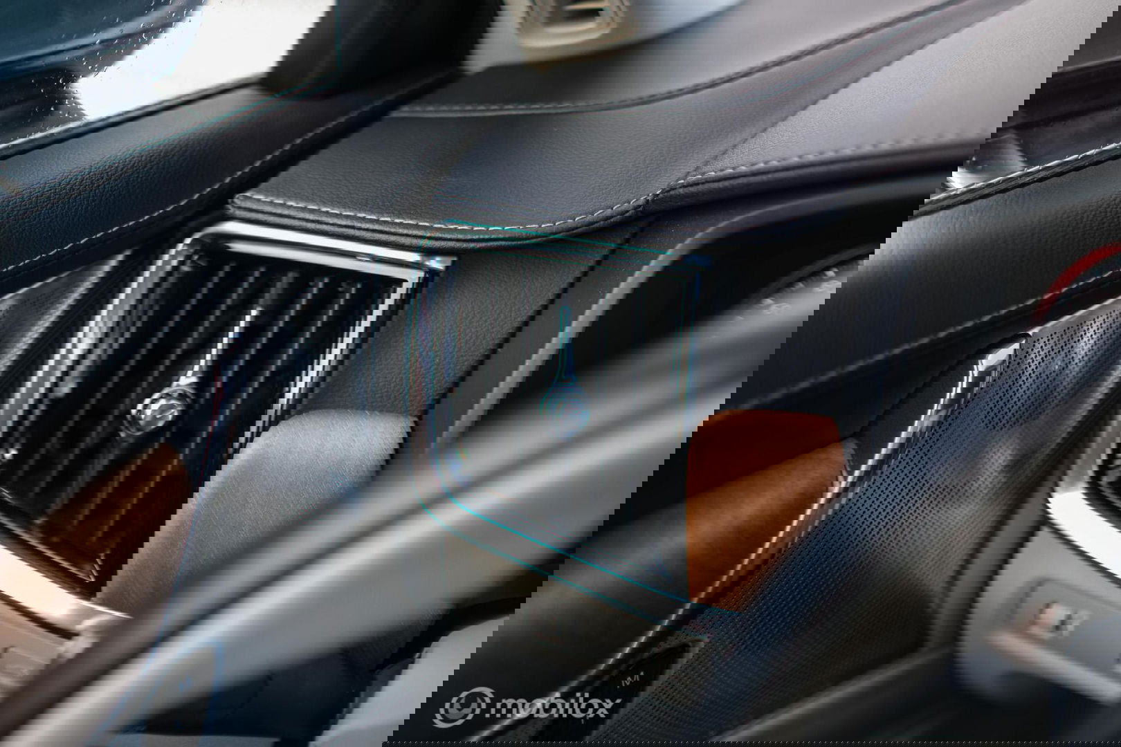 Volvo V90 2.0 D4 Inscription | VOL opties | B&W audio | Massage | Stoelkoeling | Trekhaak | 360 cam | HUD | Mussel blue | NAP NL auto |