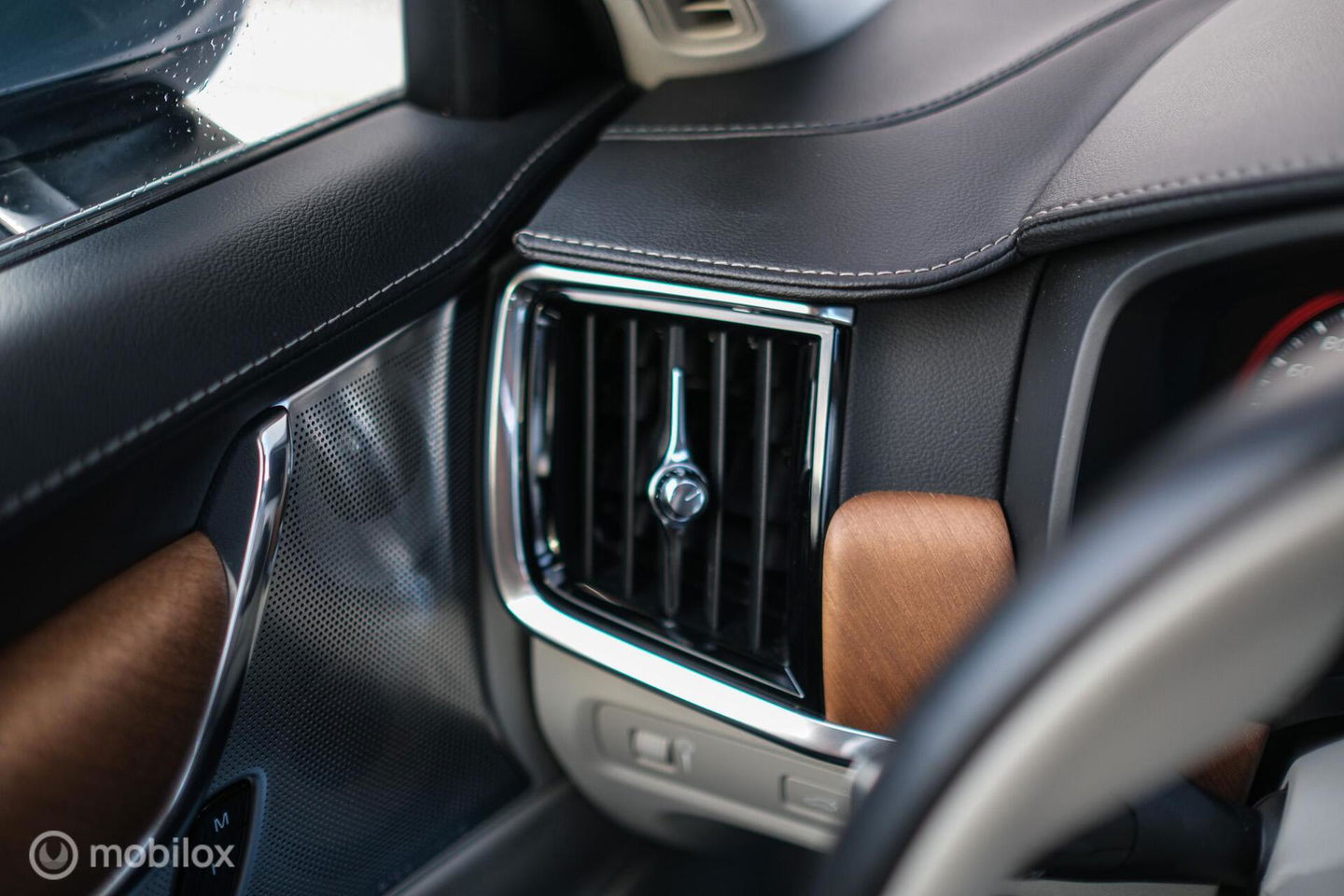 Volvo V90 2.0 D4 Inscription | VOL opties | B&W audio | Massage | Stoelkoeling | Trekhaak | 360 cam | HUD | Mussel blue | NAP NL auto |