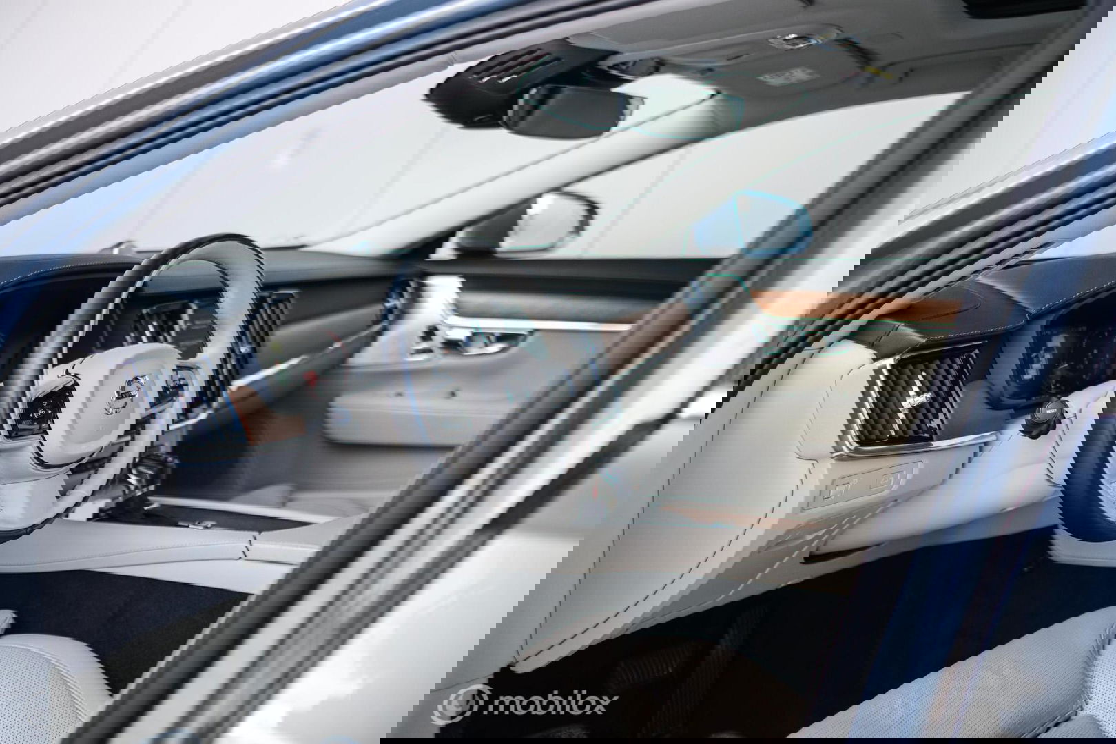 Volvo V90 2.0 D4 Inscription | VOL opties | B&W audio | Massage | Stoelkoeling | Trekhaak | 360 cam | HUD | Mussel blue | NAP NL auto |