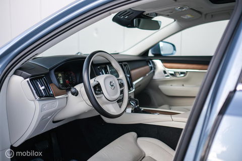 Volvo V90 2.0 D4 Inscription | VOL opties | B&W audio | Massage | Stoelkoeling | Trekhaak | 360 cam | HUD | Mussel blue | NAP NL auto |