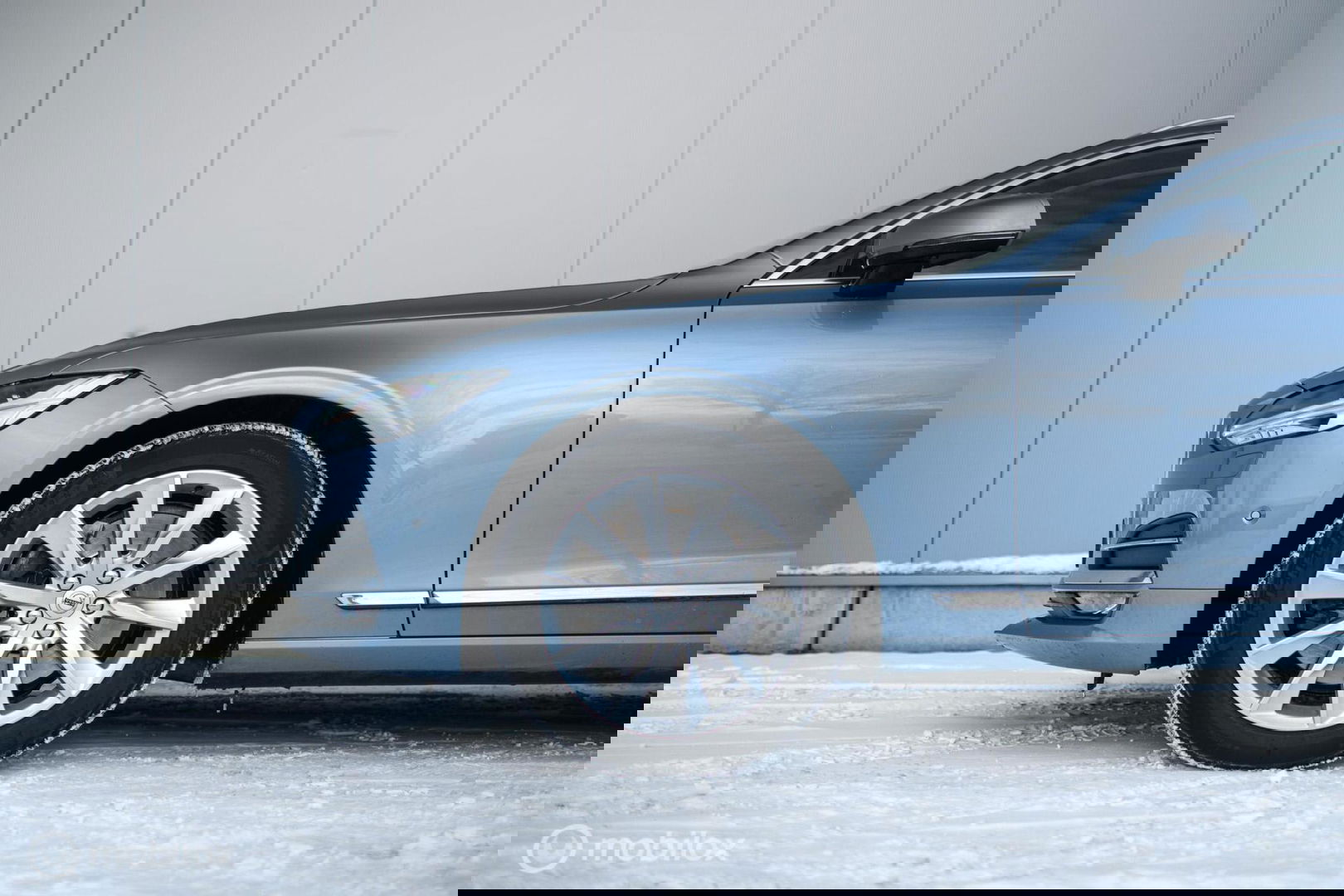 Volvo V90 2.0 D4 Inscription | VOL opties | B&W audio | Massage | Stoelkoeling | Trekhaak | 360 cam | HUD | Mussel blue | NAP NL auto |