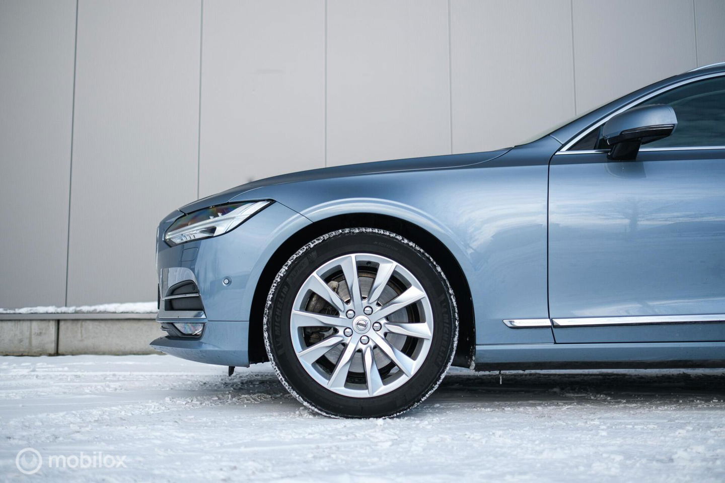 Volvo V90 2.0 D4 Inscription | VOL opties | B&W audio | Massage | Stoelkoeling | Trekhaak | 360 cam | HUD | Mussel blue | NAP NL auto |