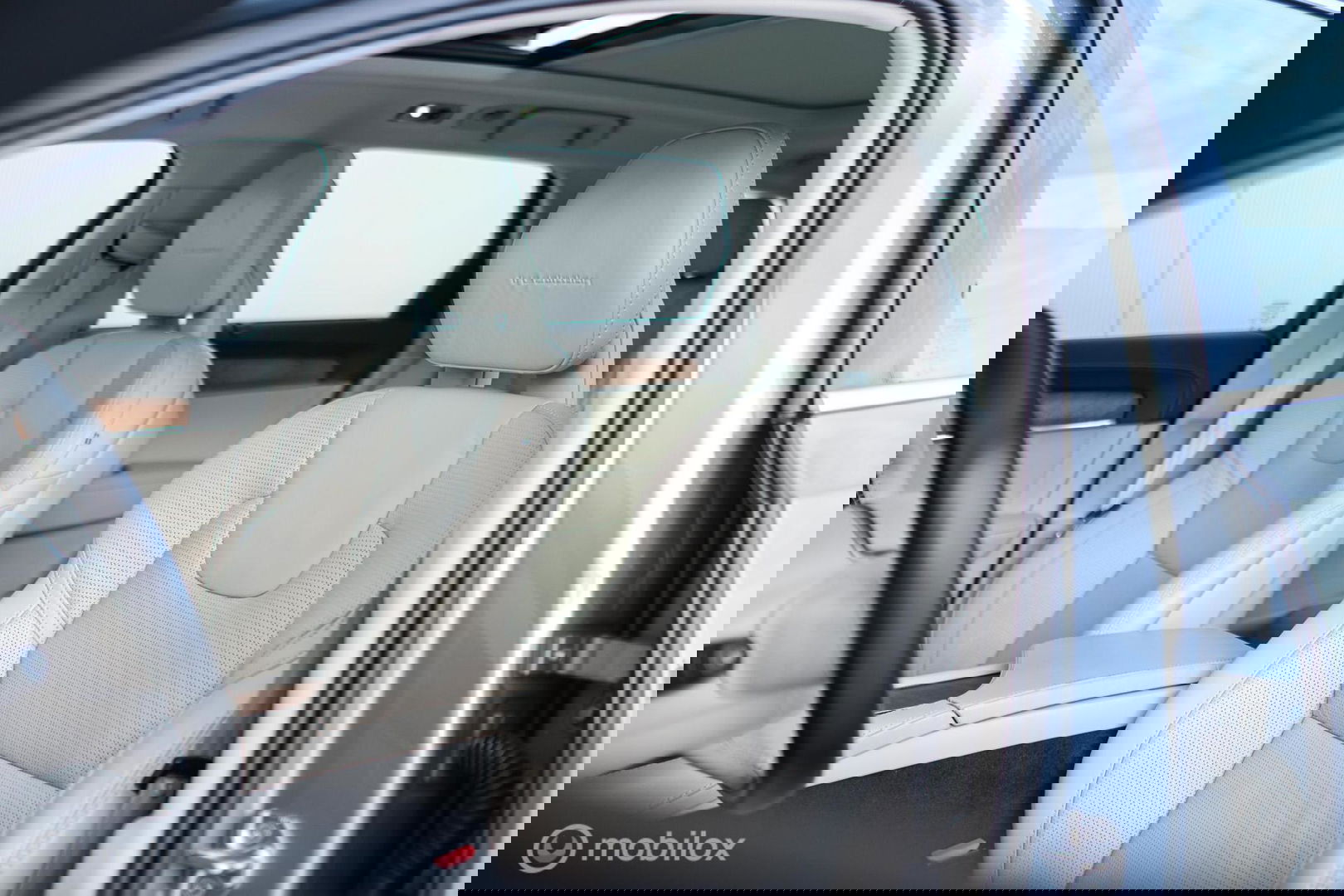 Volvo V90 2.0 D4 Inscription | VOL opties | B&W audio | Massage | Stoelkoeling | Trekhaak | 360 cam | HUD | Mussel blue | NAP NL auto |