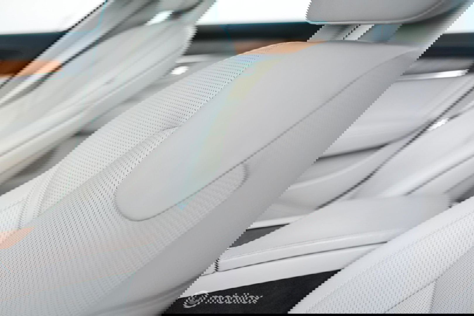 Volvo V90 2.0 D4 Inscription | VOL opties | B&W audio | Massage | Stoelkoeling | Trekhaak | 360 cam | HUD | Mussel blue | NAP NL auto |