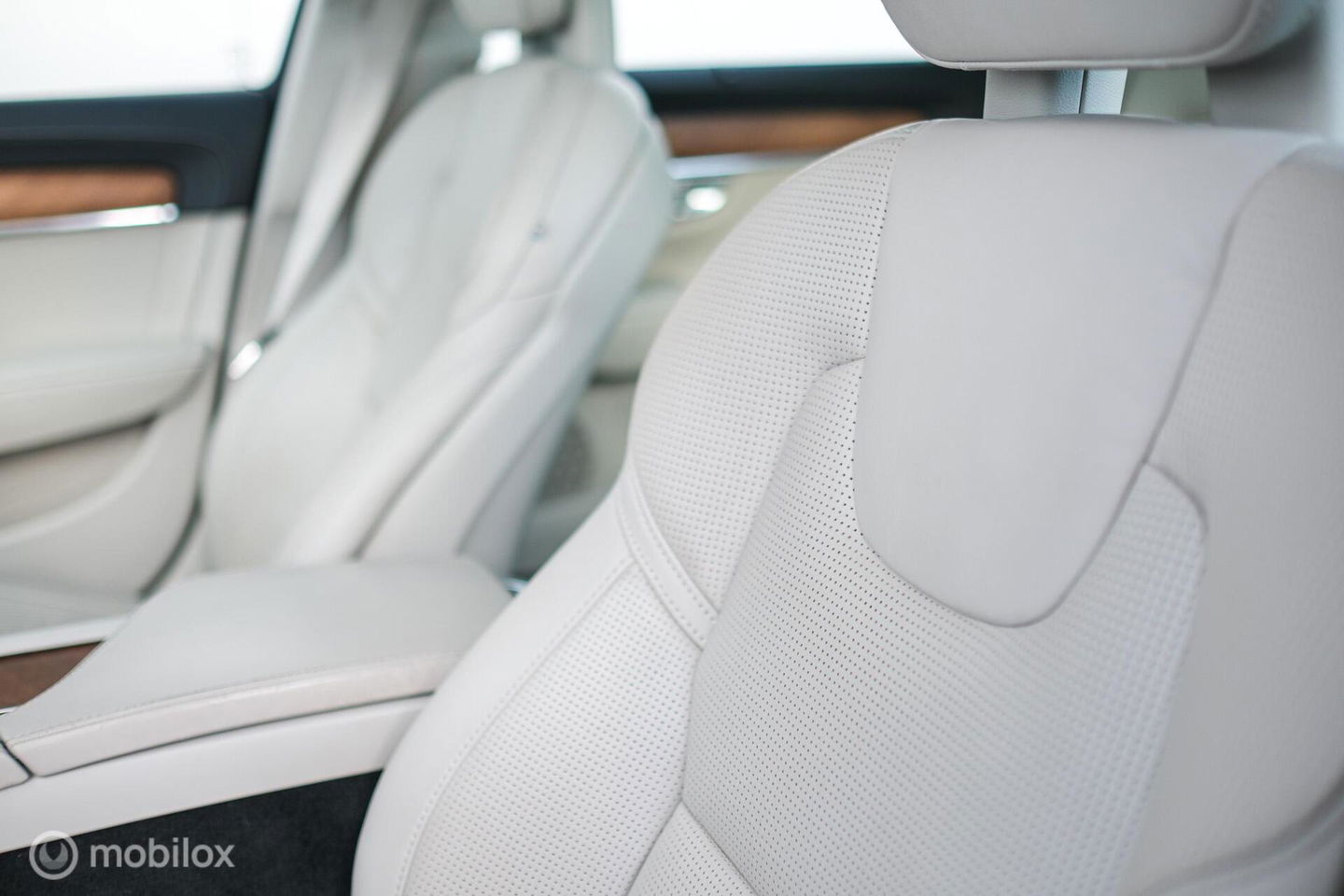 Volvo V90 2.0 D4 Inscription | VOL opties | B&W audio | Massage | Stoelkoeling | Trekhaak | 360 cam | HUD | Mussel blue | NAP NL auto |