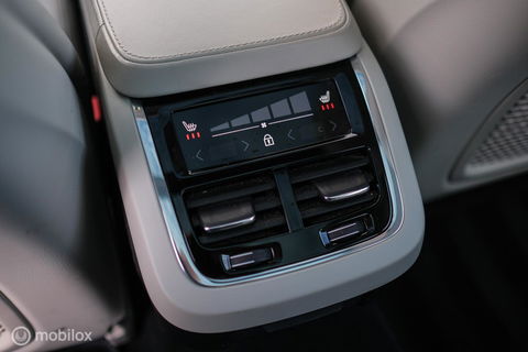 Volvo V90 2.0 D4 Inscription | VOL opties | B&W audio | Massage | Stoelkoeling | Trekhaak | 360 cam | HUD | Mussel blue | NAP NL auto |