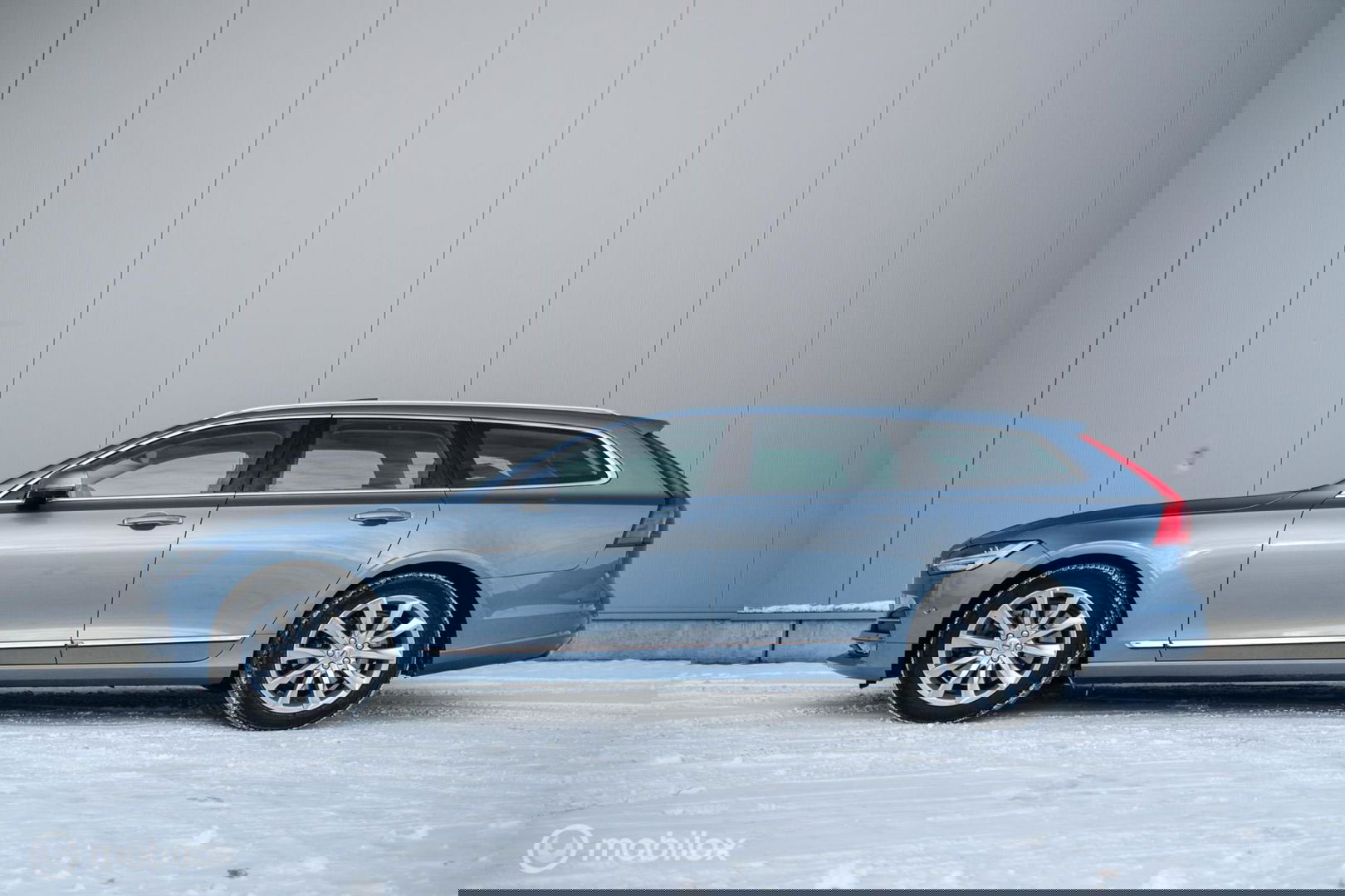 Volvo V90 2.0 D4 Inscription | VOL opties | B&W audio | Massage | Stoelkoeling | Trekhaak | 360 cam | HUD | Mussel blue | NAP NL auto |