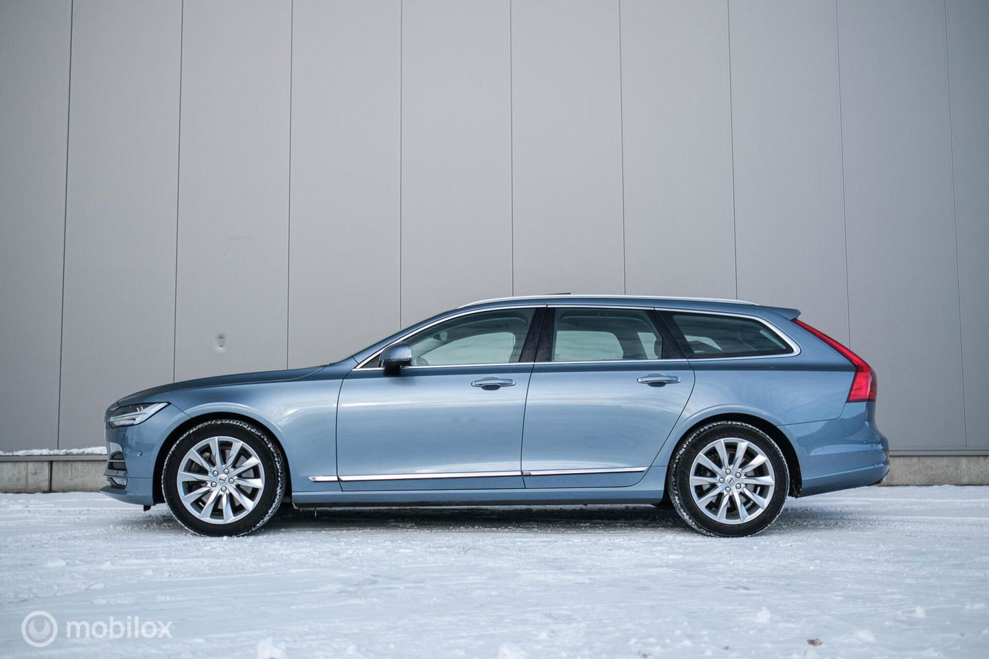 Volvo V90 2.0 D4 Inscription | VOL opties | B&W audio | Massage | Stoelkoeling | Trekhaak | 360 cam | HUD | Mussel blue | NAP NL auto |
