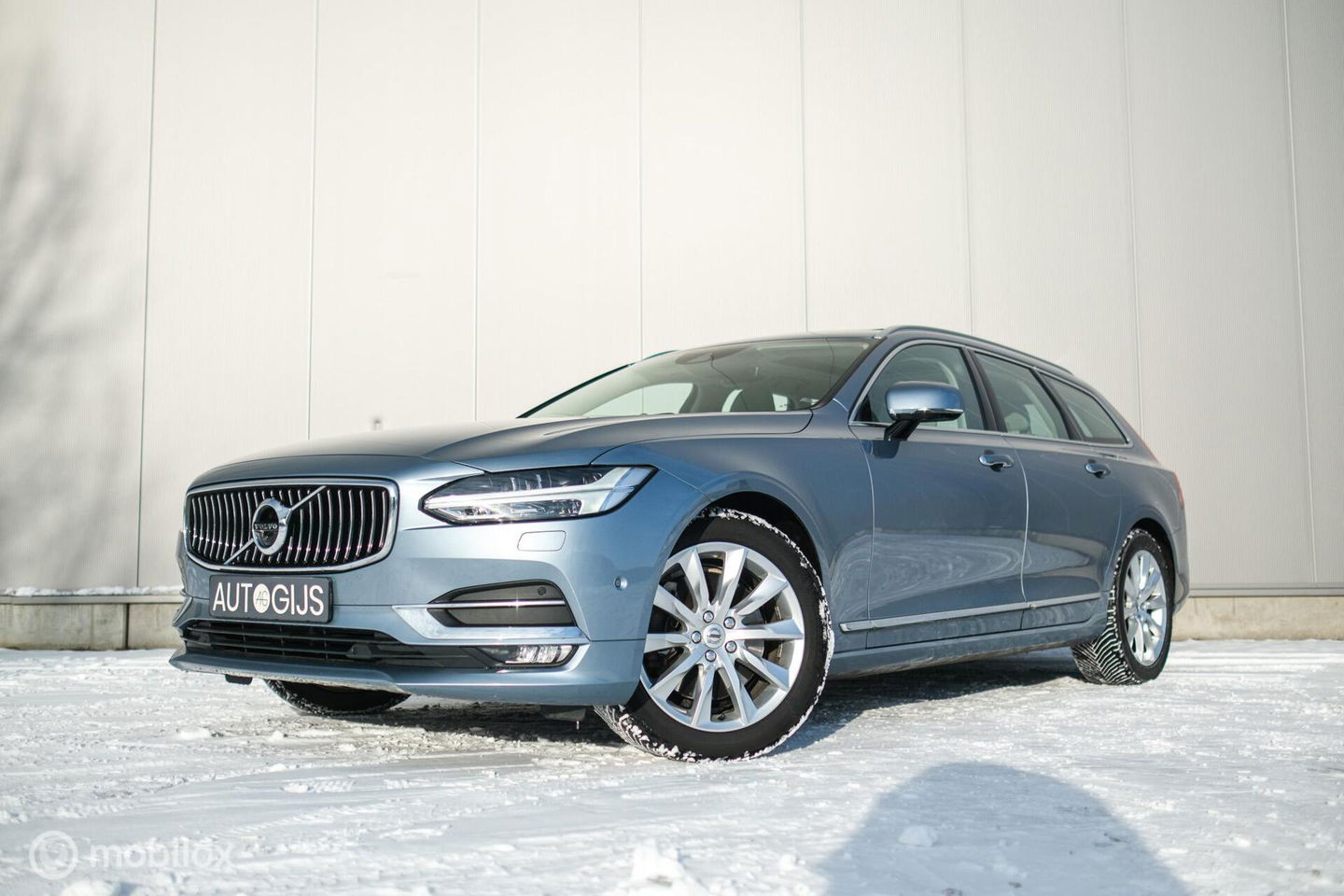 Volvo V90 2.0 D4 Inscription | VOL opties | B&W audio | Massage | Stoelkoeling | Trekhaak | 360 cam | HUD | Mussel blue | NAP NL auto |