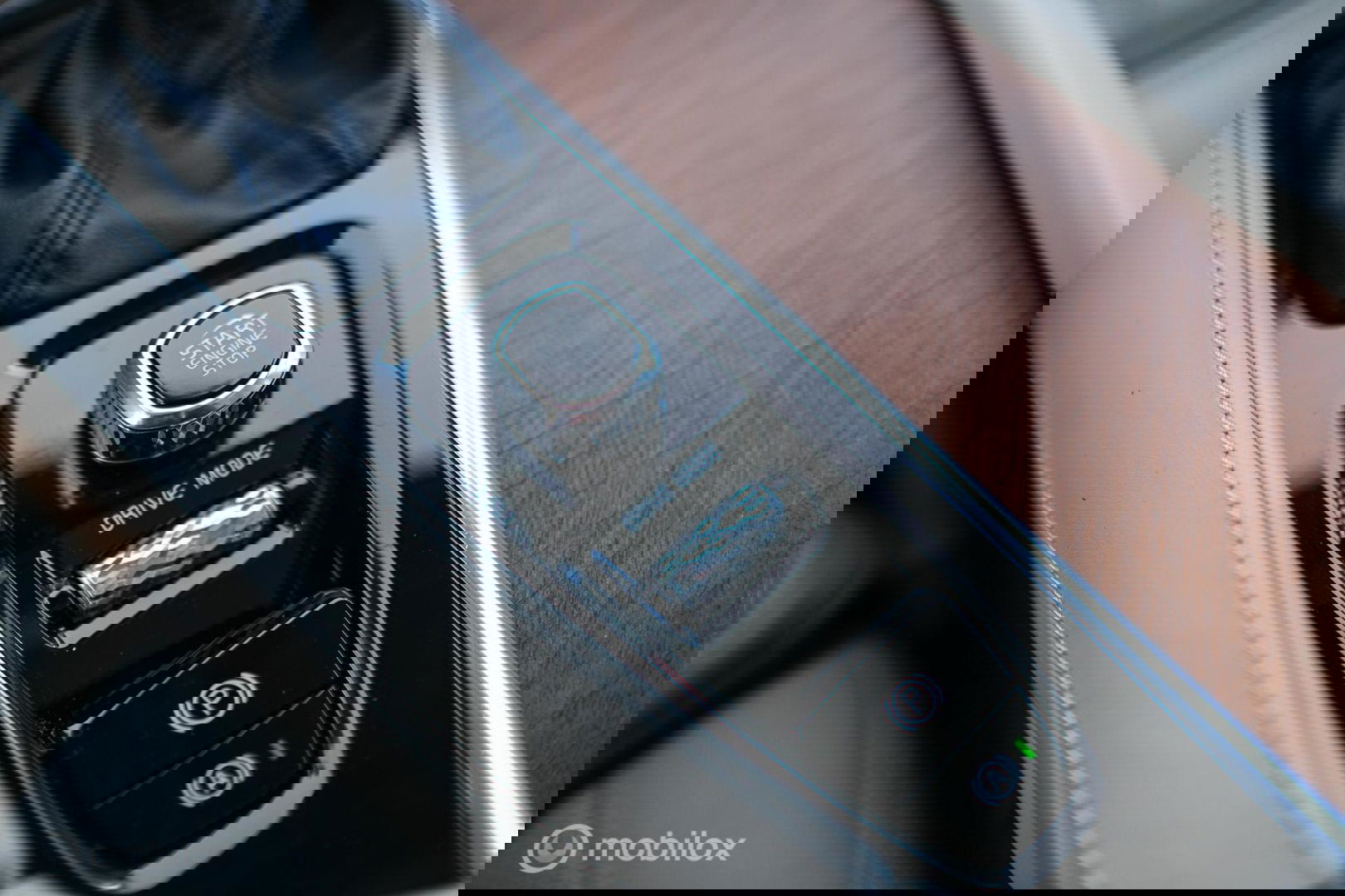 Volvo V90 2.0 D4 Inscription | VOL opties | B&W audio | Massage | Stoelkoeling | Trekhaak | 360 cam | HUD | Mussel blue | NAP NL auto |