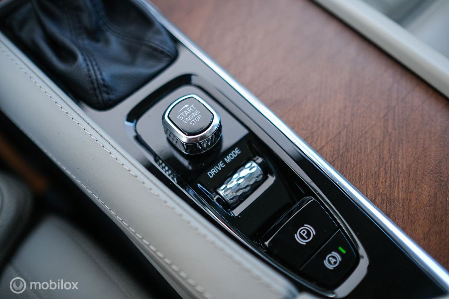 Volvo V90 2.0 D4 Inscription | VOL opties | B&W audio | Massage | Stoelkoeling | Trekhaak | 360 cam | HUD | Mussel blue | NAP NL auto |