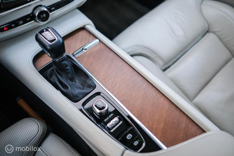 Volvo V90 2.0 D4 Inscription | VOL opties | B&W audio | Massage | Stoelkoeling | Trekhaak | 360 cam | HUD | Mussel blue | NAP NL auto |
