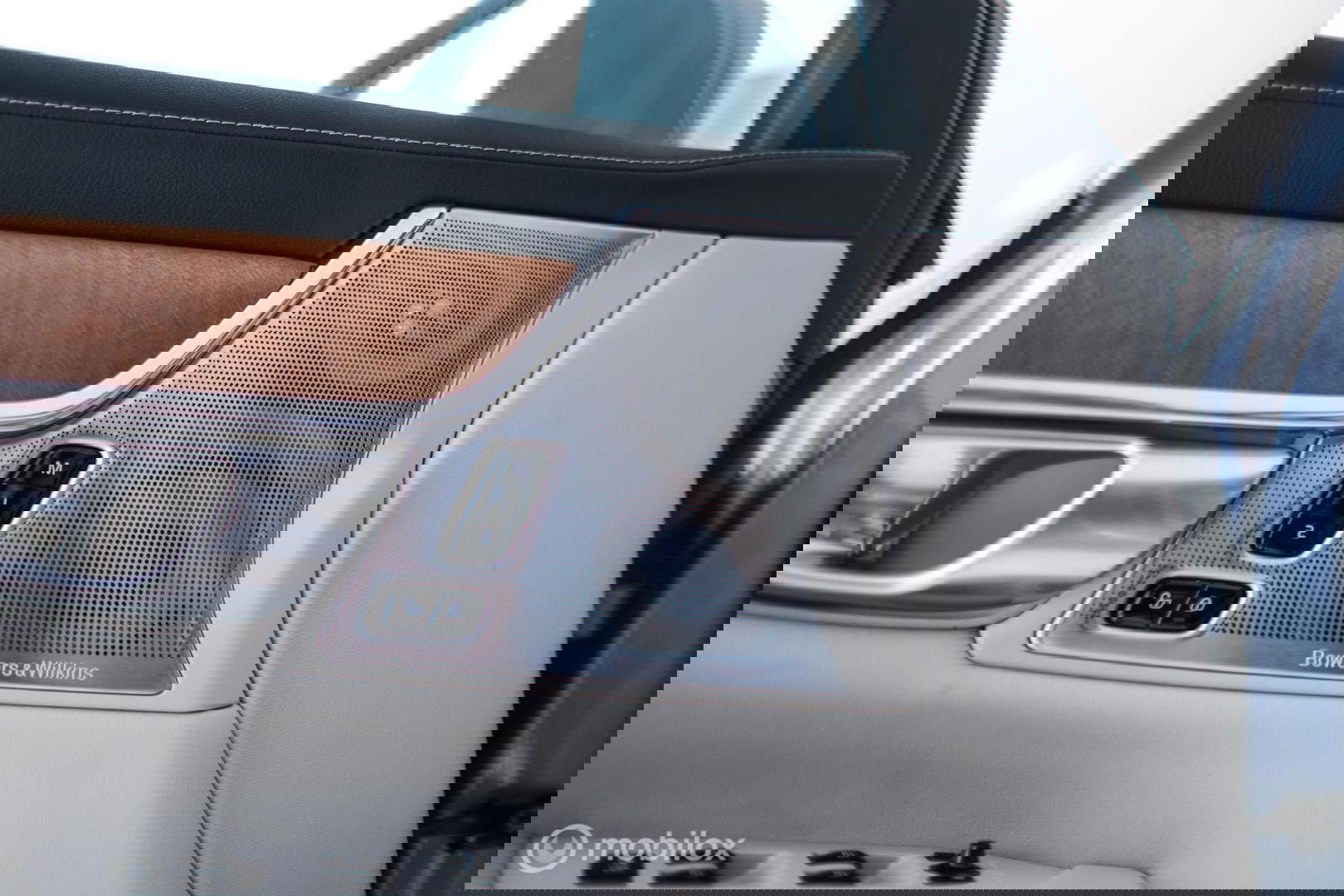 Volvo V90 2.0 D4 Inscription | VOL opties | B&W audio | Massage | Stoelkoeling | Trekhaak | 360 cam | HUD | Mussel blue | NAP NL auto |