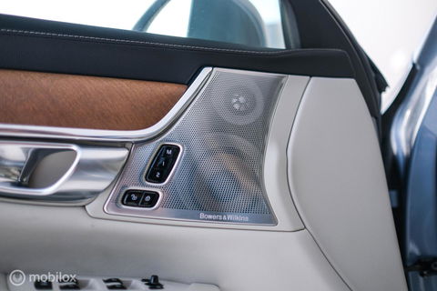 Volvo V90 2.0 D4 Inscription | VOL opties | B&W audio | Massage | Stoelkoeling | Trekhaak | 360 cam | HUD | Mussel blue | NAP NL auto |