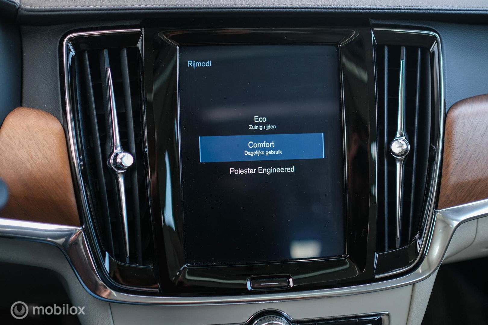 Volvo V90 2.0 D4 Inscription | VOL opties | B&W audio | Massage | Stoelkoeling | Trekhaak | 360 cam | HUD | Mussel blue | NAP NL auto |