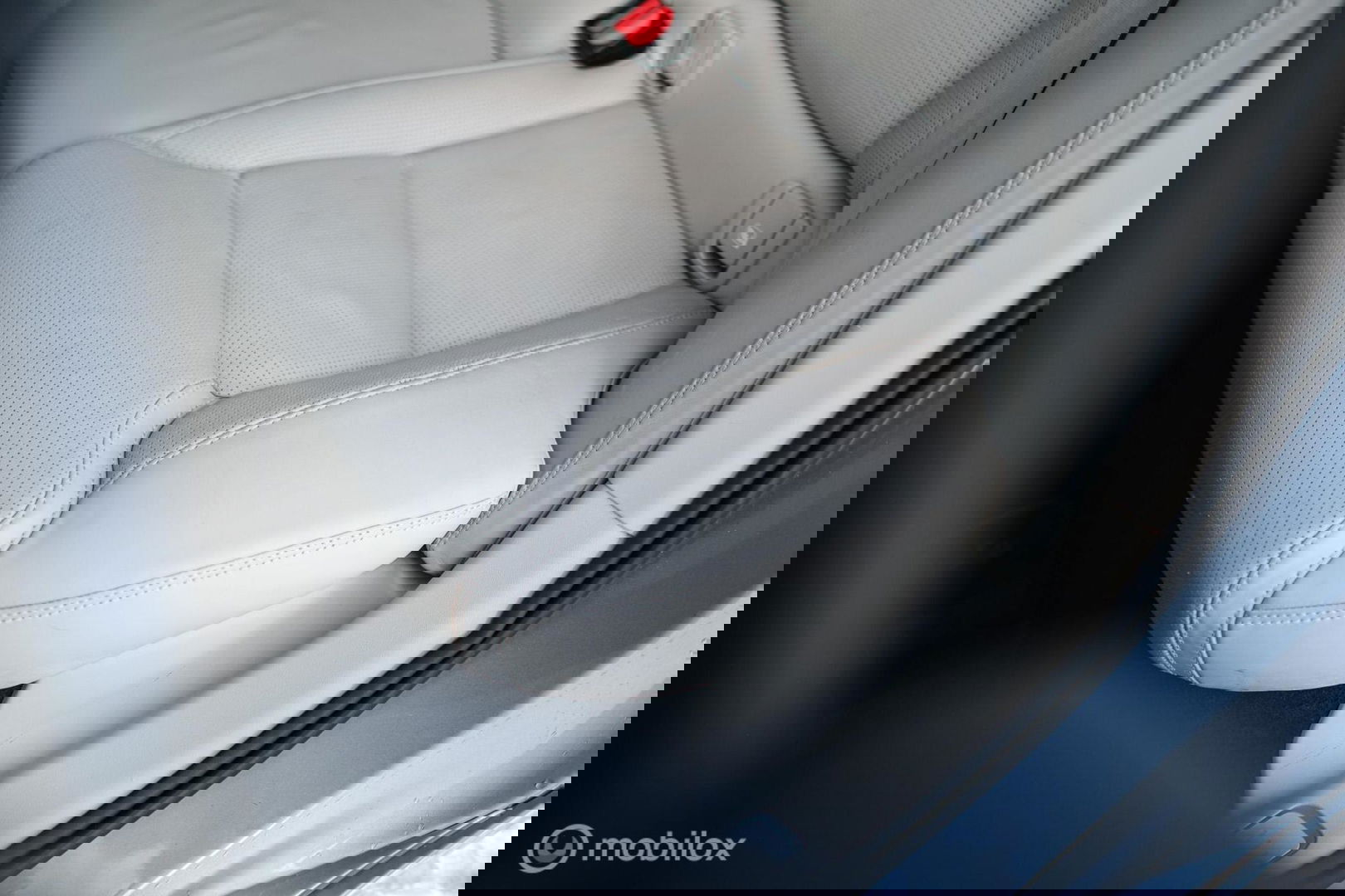 Volvo V90 2.0 D4 Inscription | VOL opties | B&W audio | Massage | Stoelkoeling | Trekhaak | 360 cam | HUD | Mussel blue | NAP NL auto |