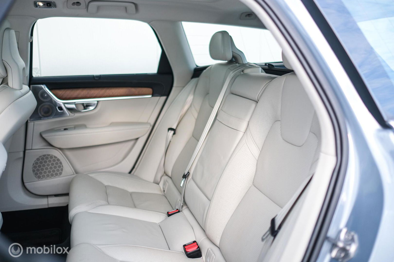 Volvo V90 2.0 D4 Inscription | VOL opties | B&W audio | Massage | Stoelkoeling | Trekhaak | 360 cam | HUD | Mussel blue | NAP NL auto |