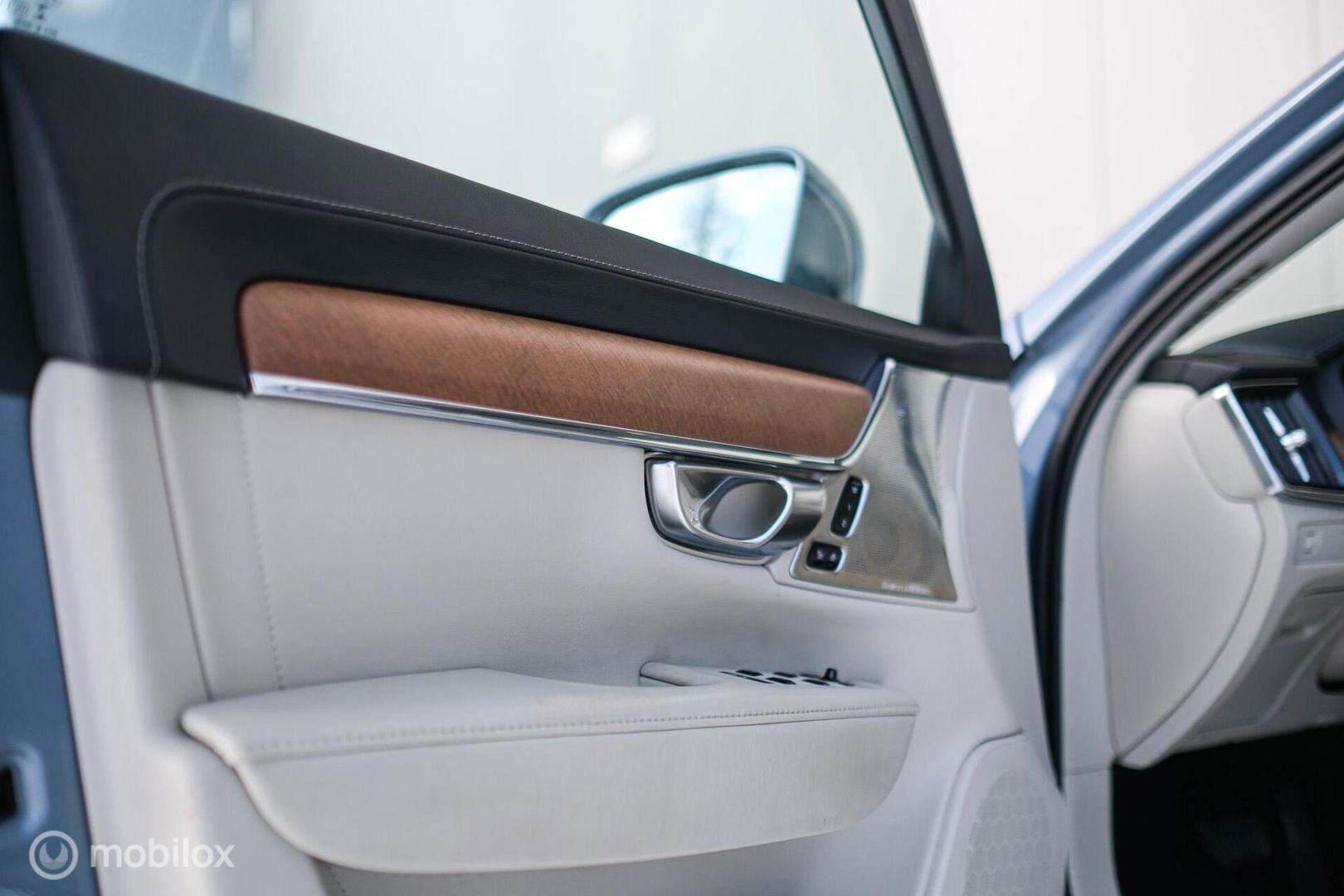 Volvo V90 2.0 D4 Inscription | VOL opties | B&W audio | Massage | Stoelkoeling | Trekhaak | 360 cam | HUD | Mussel blue | NAP NL auto |