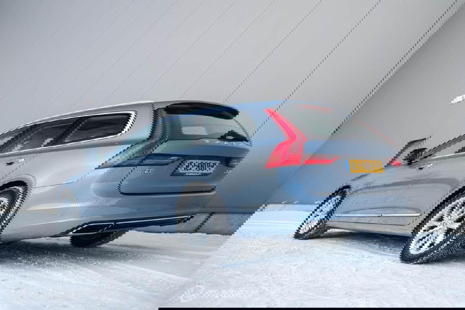 Volvo V90 2.0 D4 Inscription | VOL opties | B&W audio | Massage | Stoelkoeling | Trekhaak | 360 cam | HUD | Mussel blue | NAP NL auto |