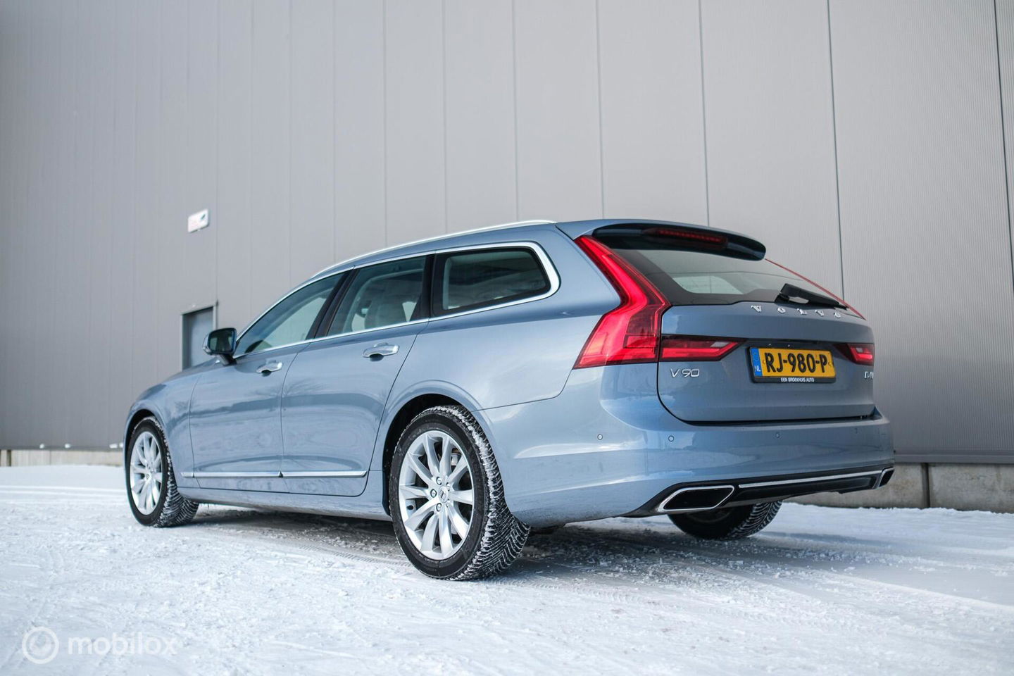 Volvo V90 2.0 D4 Inscription | VOL opties | B&W audio | Massage | Stoelkoeling | Trekhaak | 360 cam | HUD | Mussel blue | NAP NL auto |
