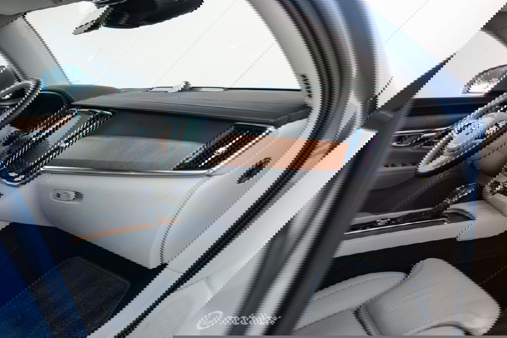 Volvo V90 2.0 D4 Inscription | VOL opties | B&W audio | Massage | Stoelkoeling | Trekhaak | 360 cam | HUD | Mussel blue | NAP NL auto |