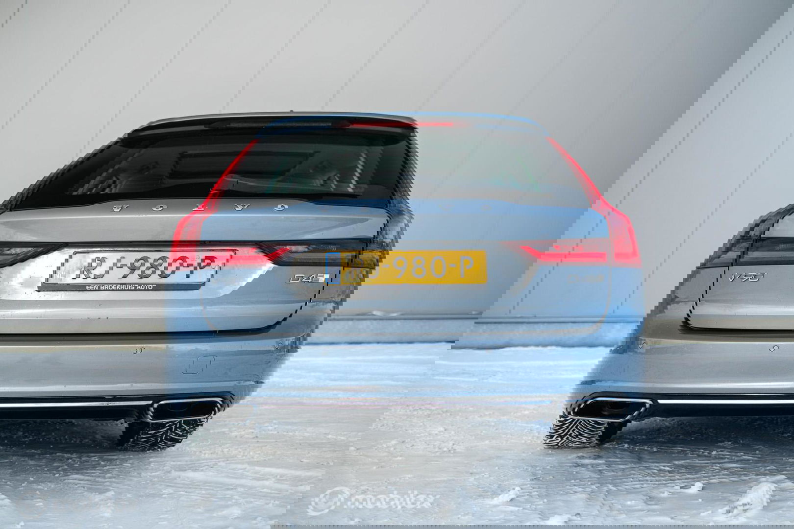 Volvo V90 2.0 D4 Inscription | VOL opties | B&W audio | Massage | Stoelkoeling | Trekhaak | 360 cam | HUD | Mussel blue | NAP NL auto |