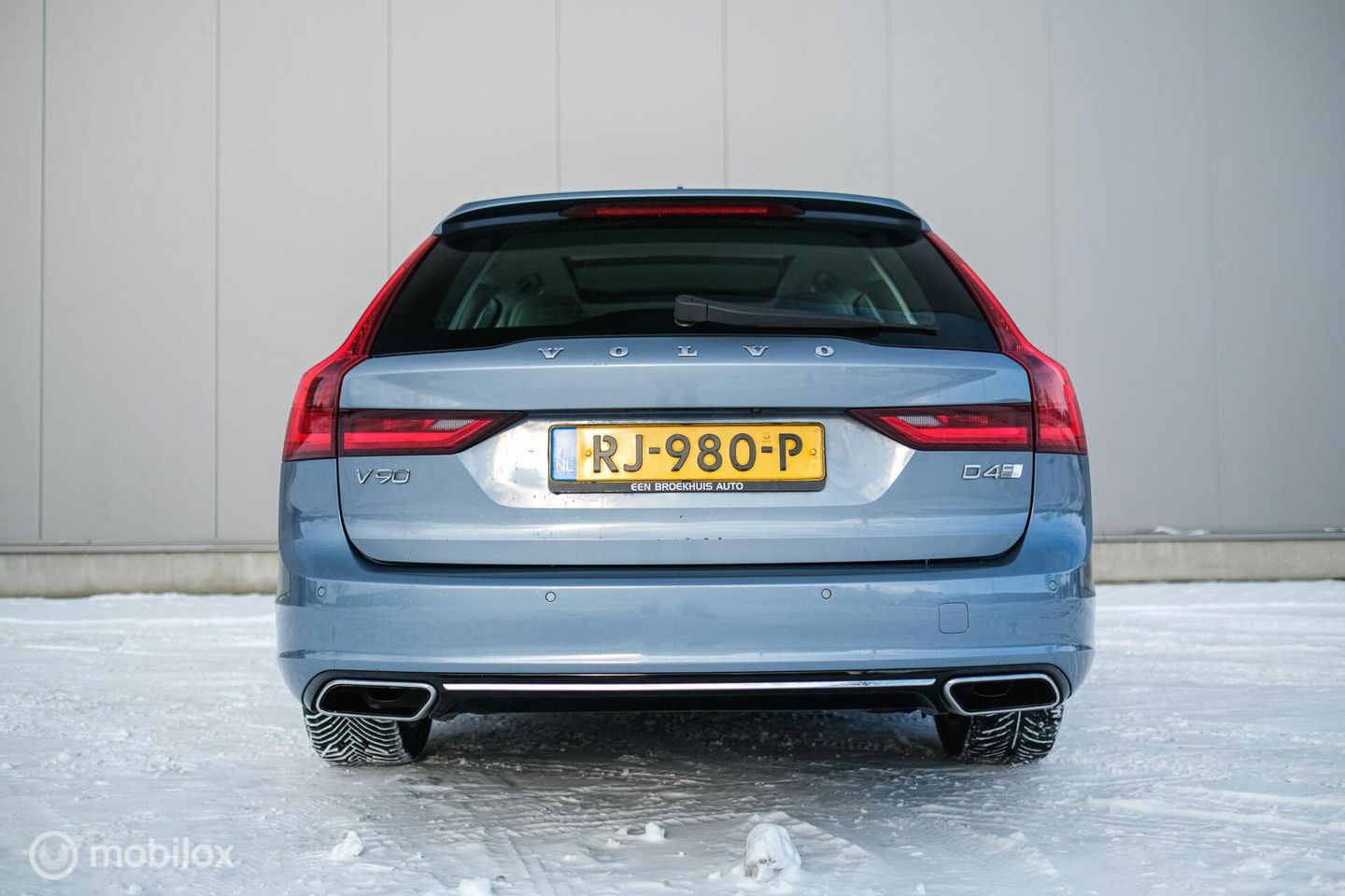 Volvo V90 2.0 D4 Inscription | VOL opties | B&W audio | Massage | Stoelkoeling | Trekhaak | 360 cam | HUD | Mussel blue | NAP NL auto |