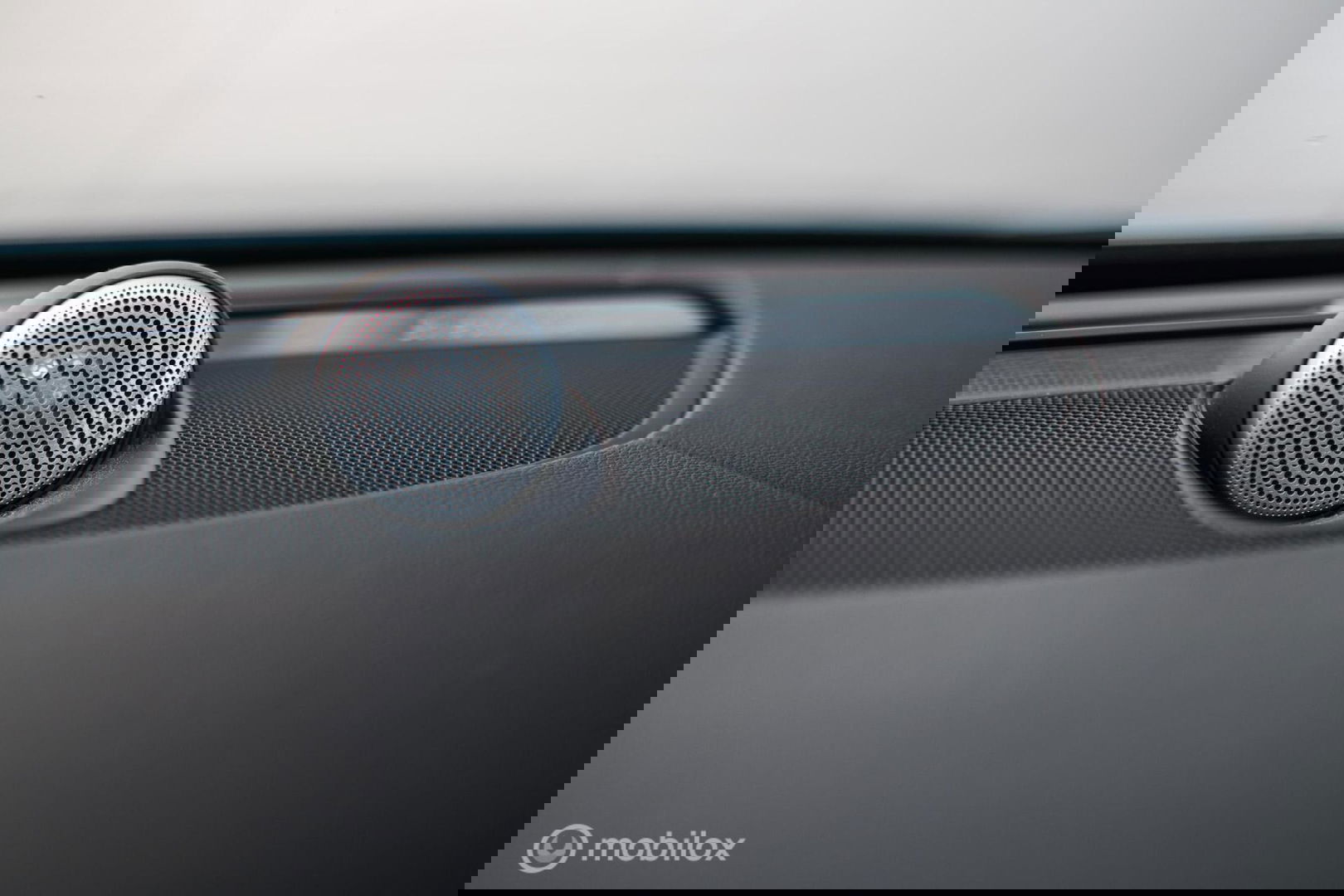 Volvo V90 2.0 D4 Inscription | VOL opties | B&W audio | Massage | Stoelkoeling | Trekhaak | 360 cam | HUD | Mussel blue | NAP NL auto |